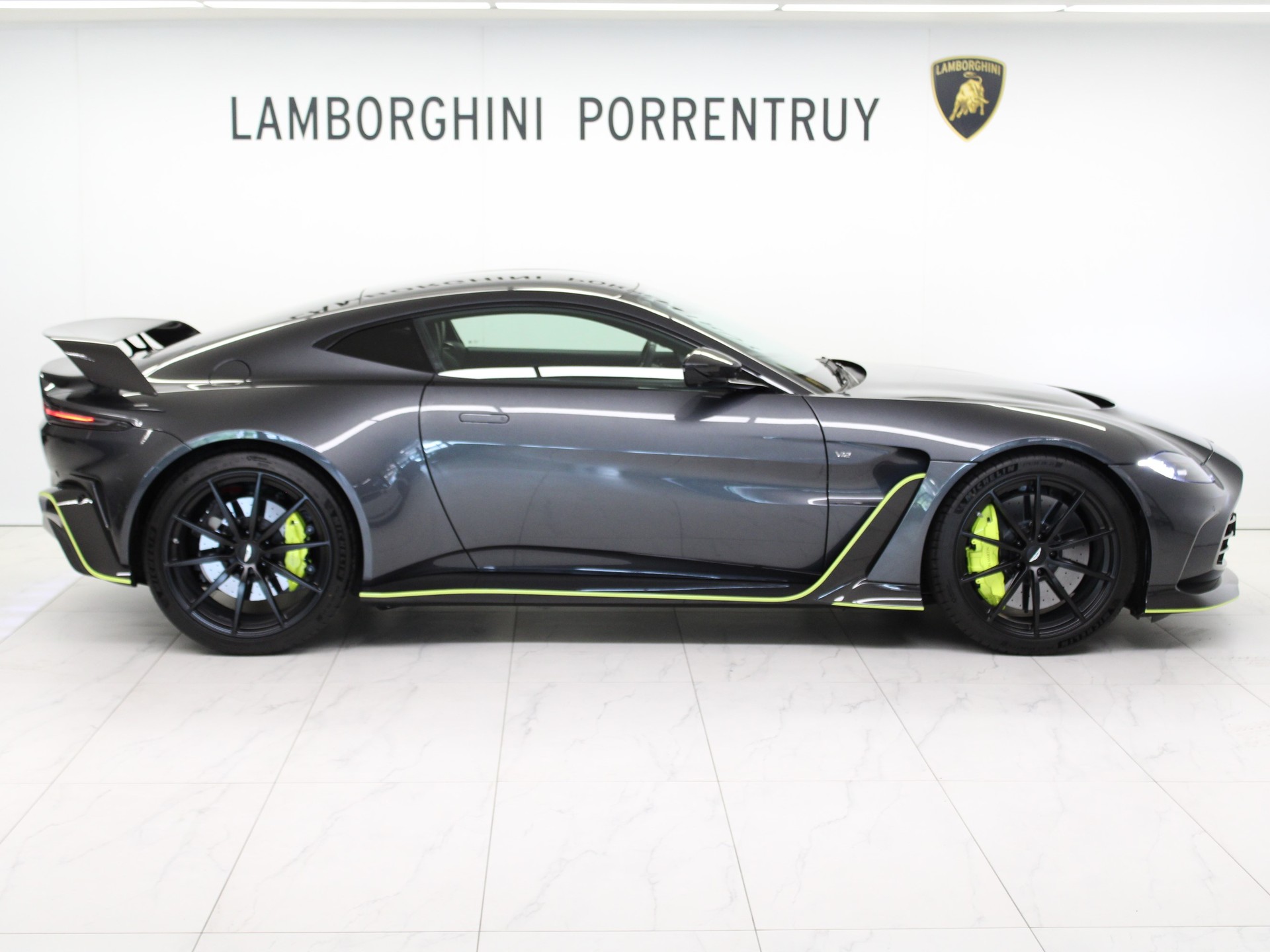 ASTON MARTIN V12 Vantage-image-1
