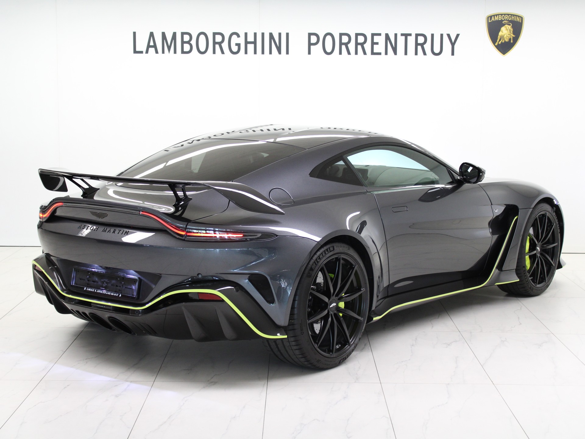 ASTON MARTIN V12 Vantage-image-2