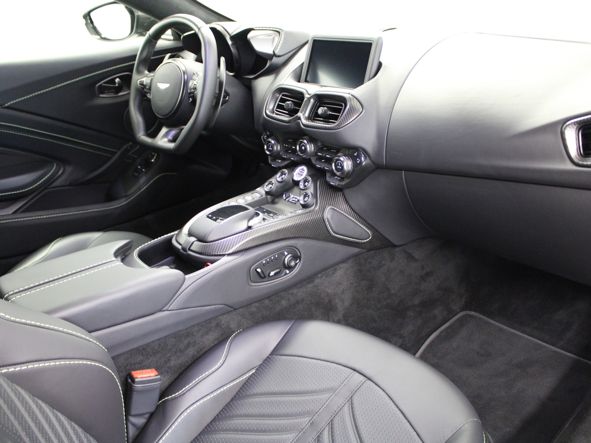 ASTON MARTIN V12 Vantage-image-5