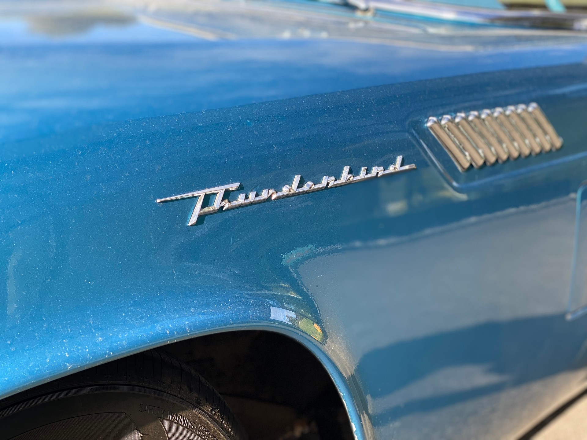 FORD Thunderbird-showroom-element-1