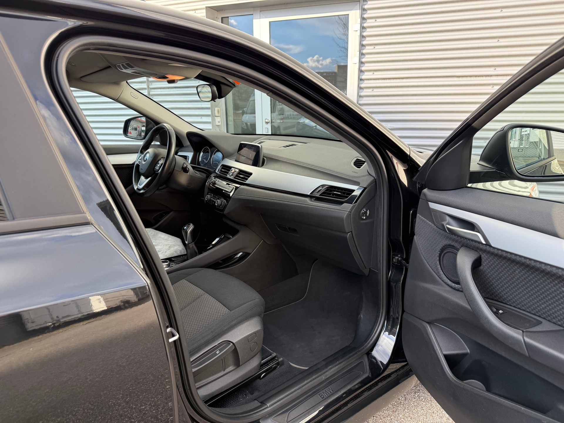 BMW X2 sDrive 18i-showroom-element-3