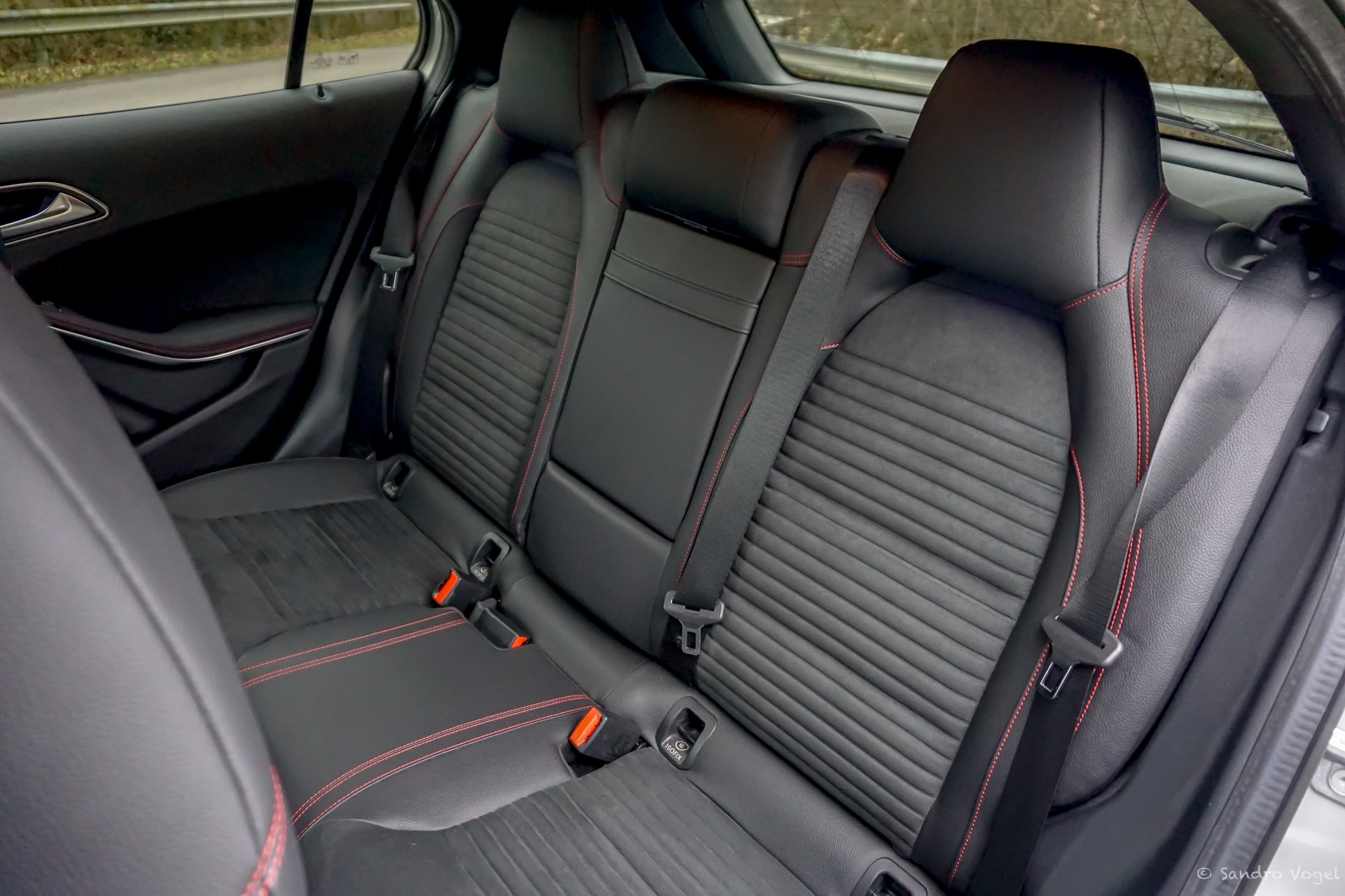 MERCEDES-BENZ GLA 200 d Swiss Star Edition AMG 4Matic 7G-DCT-image-11