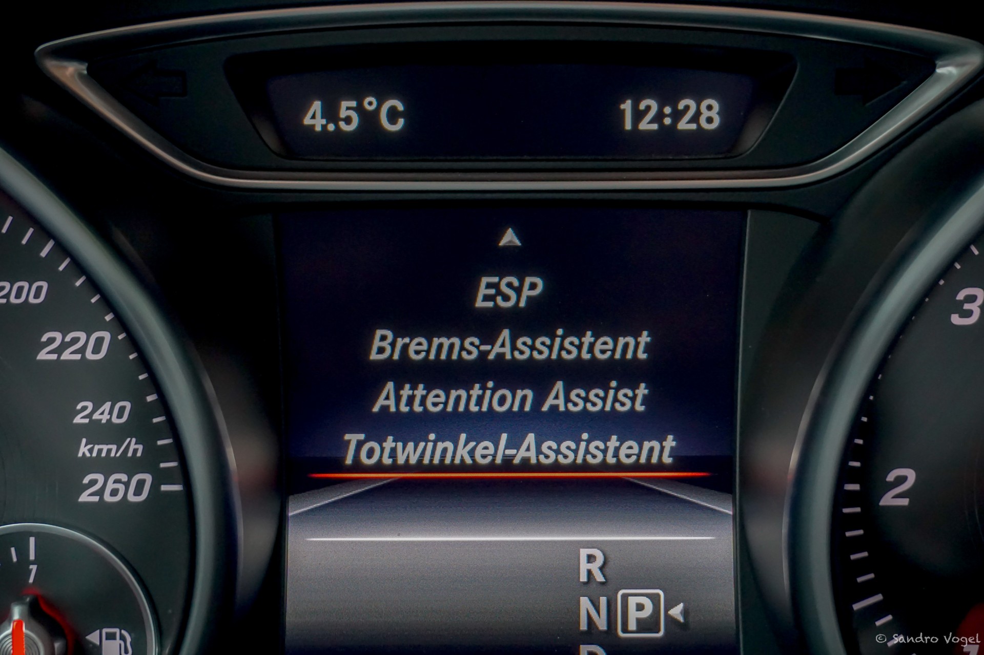 MERCEDES-BENZ GLA 200 d Swiss Star Edition AMG 4Matic 7G-DCT-image-13