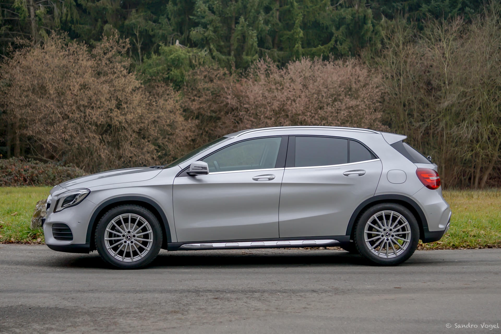 MERCEDES-BENZ GLA 200 d Swiss Star Edition AMG 4Matic 7G-DCT-image-4