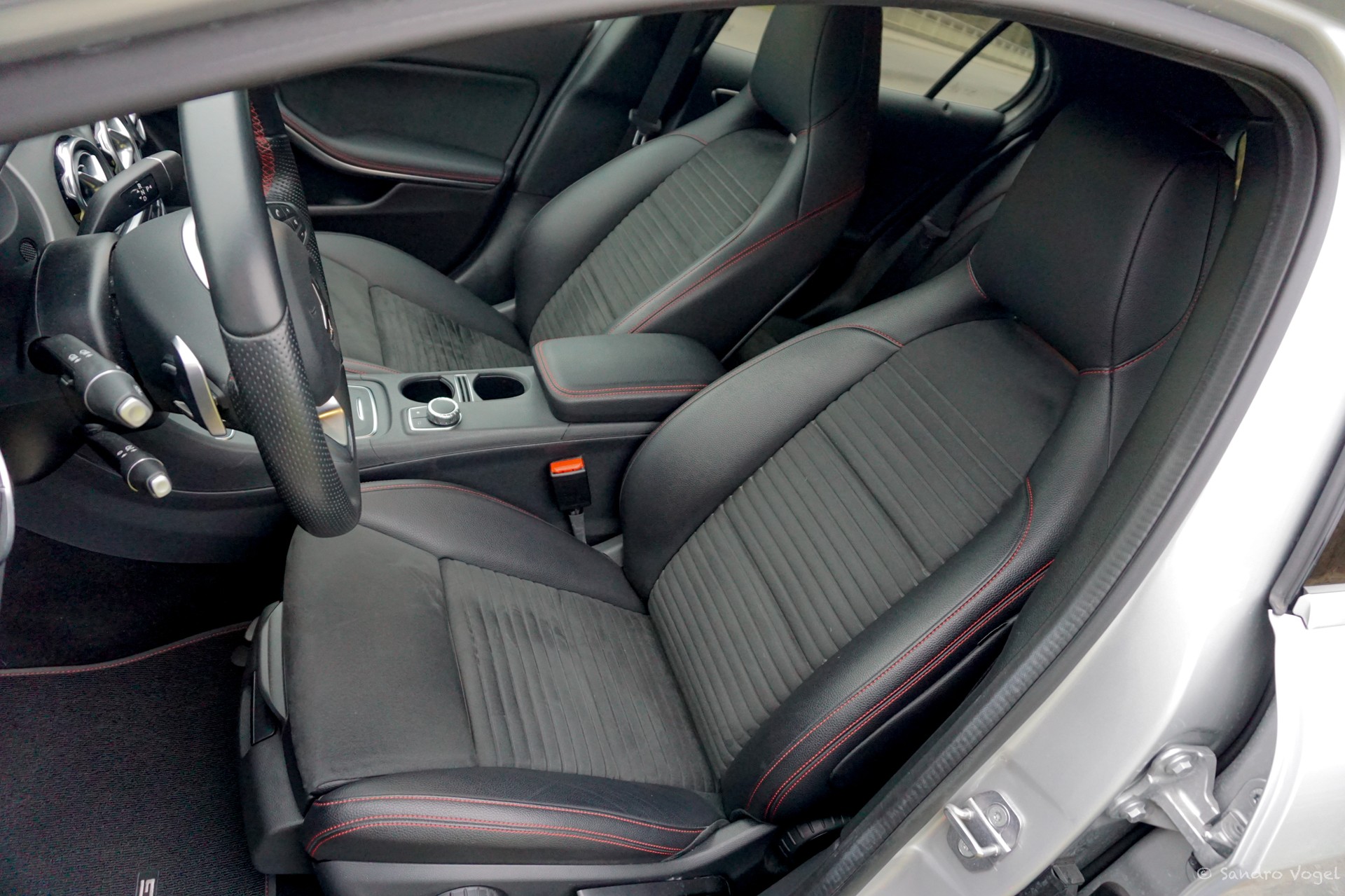 MERCEDES-BENZ GLA 200 d Swiss Star Edition AMG 4Matic 7G-DCT-image-10
