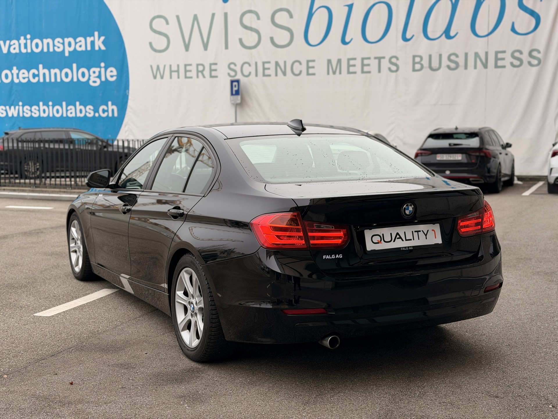 BMW 318d Steptronic-showroom-element-2