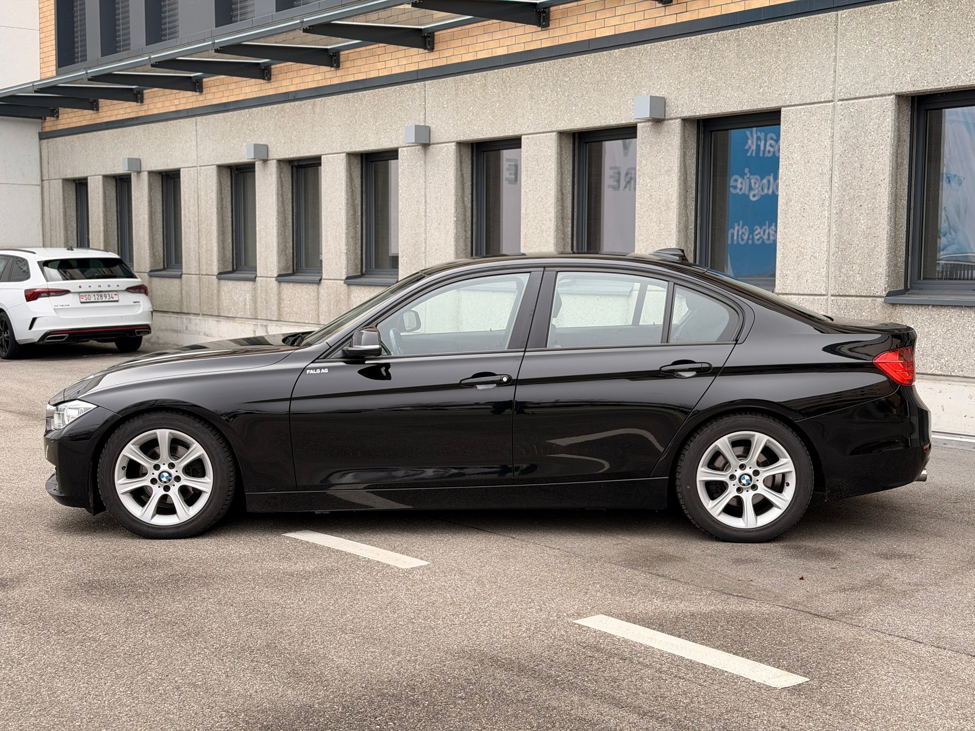 BMW 318d Steptronic-showroom-element-1