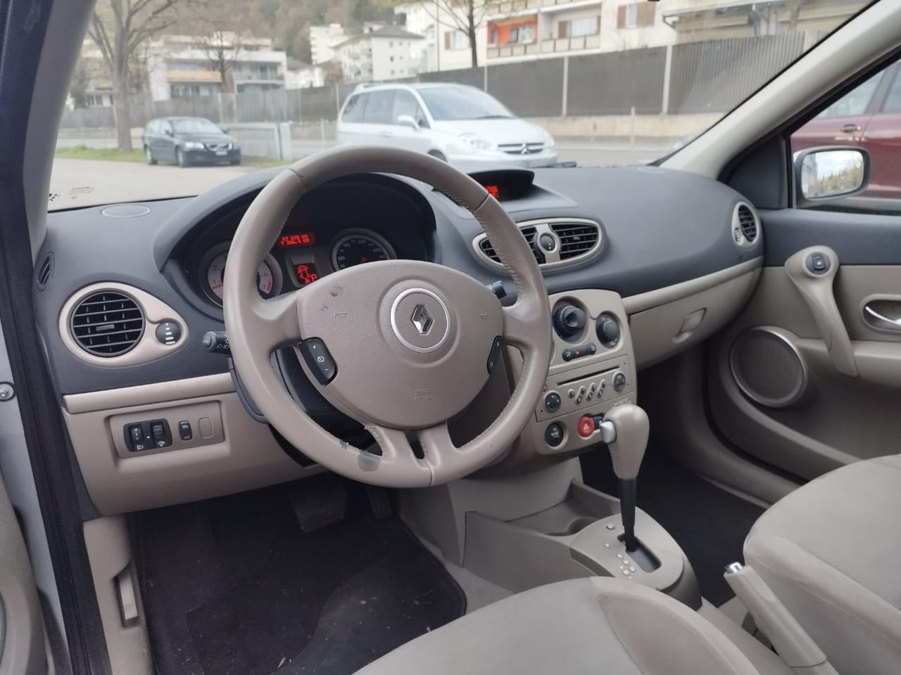 RENAULT Clio 1.6 16V Privilège-image-8