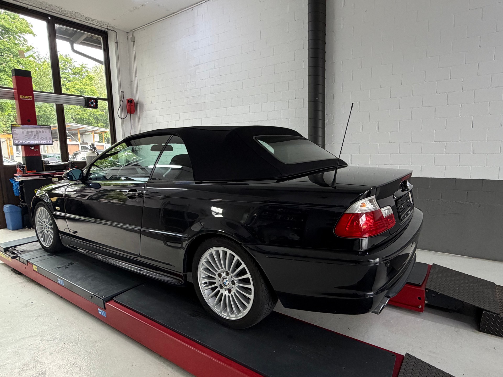 BMW 330Ci Cabriolet-image-4