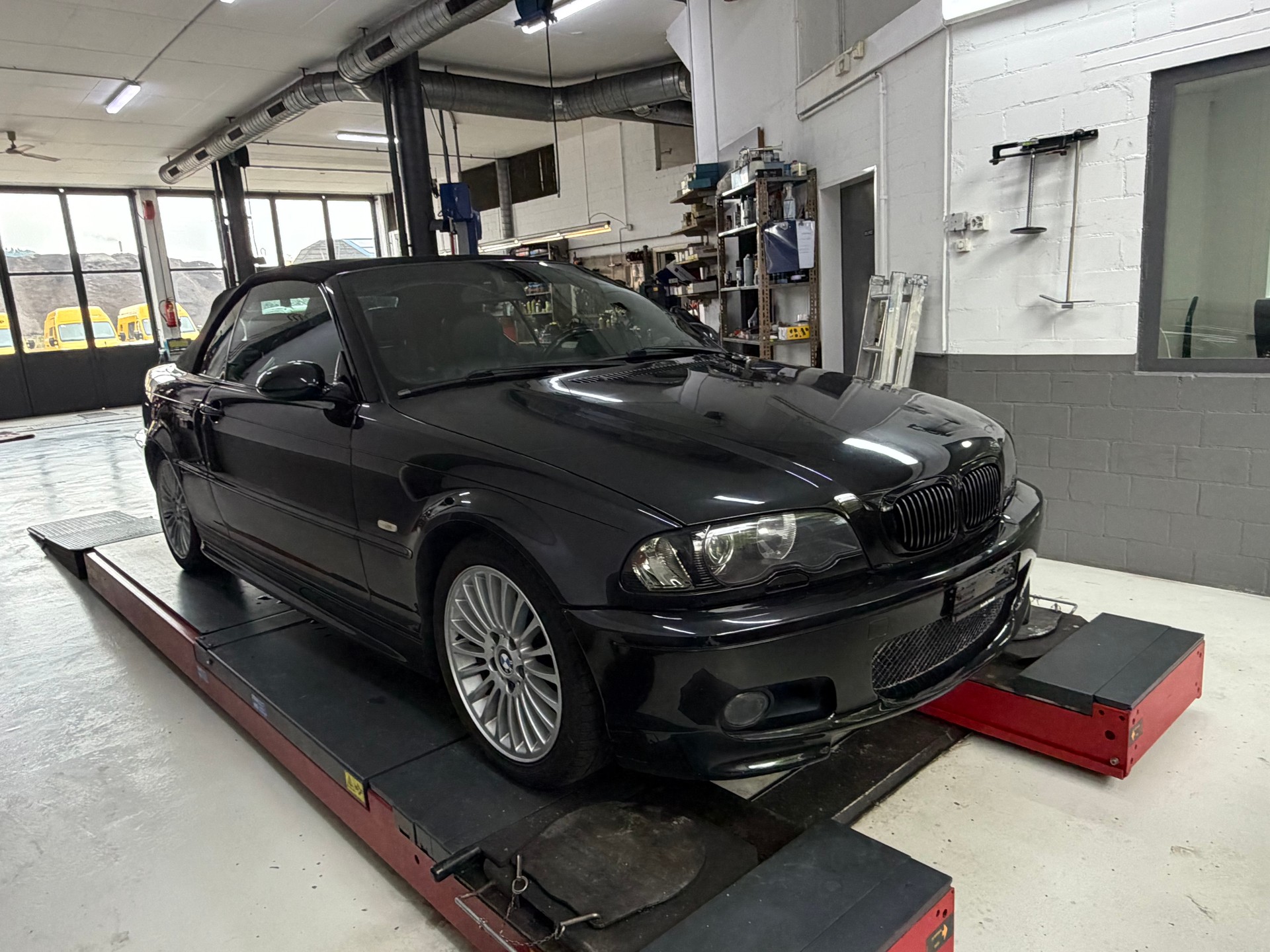 BMW 330Ci Cabriolet-image-3