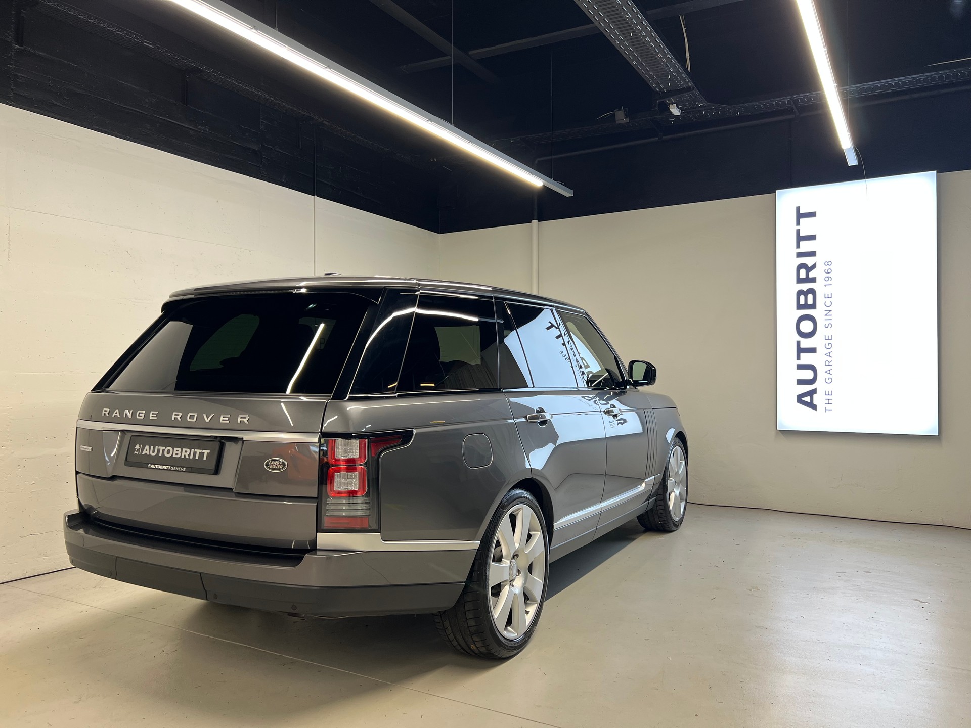 LAND ROVER Range Rover 4.4 SDV8 Autobiography-showroom-element-1