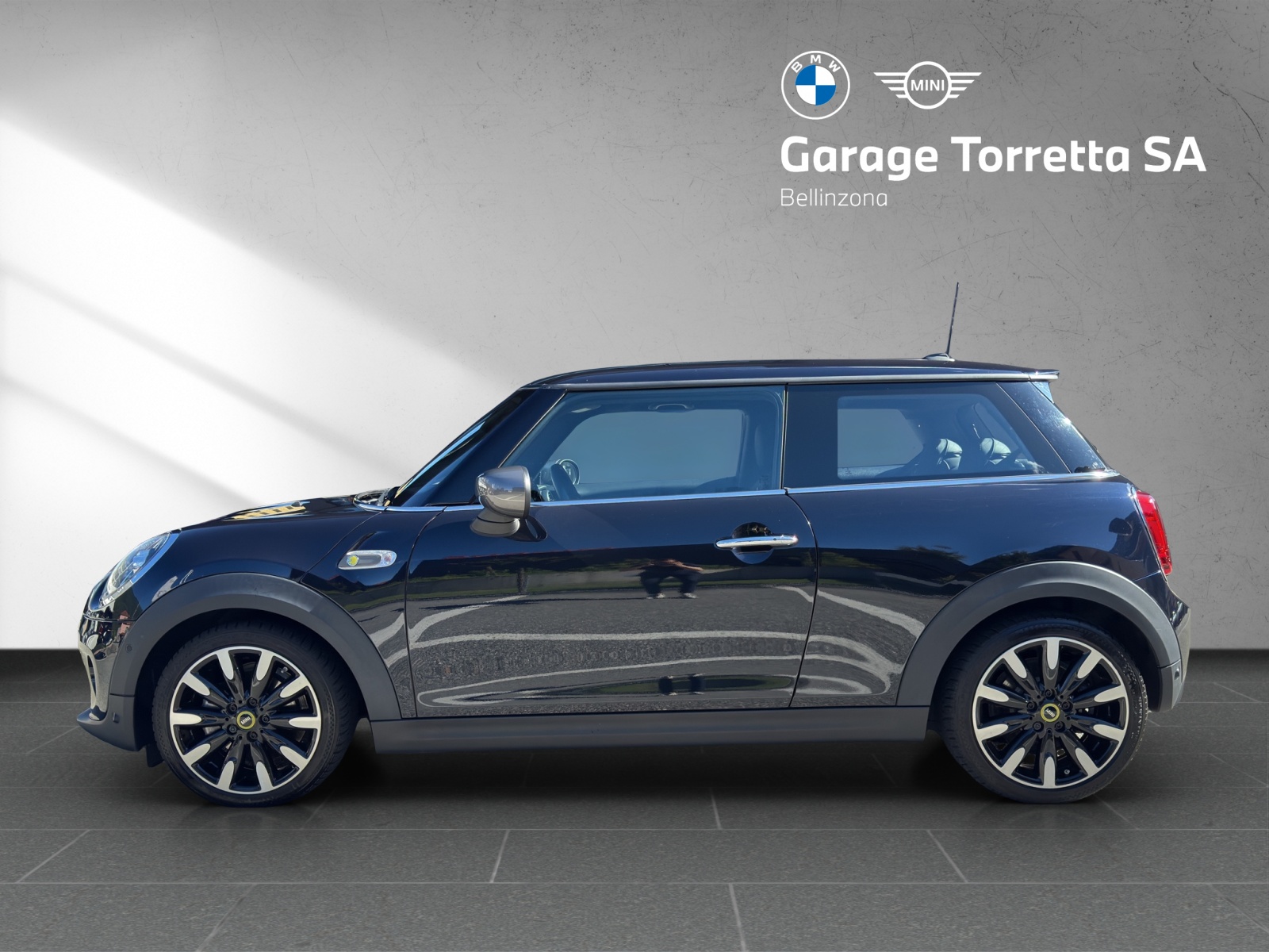 MINI Cooper SE-showroom-element-1