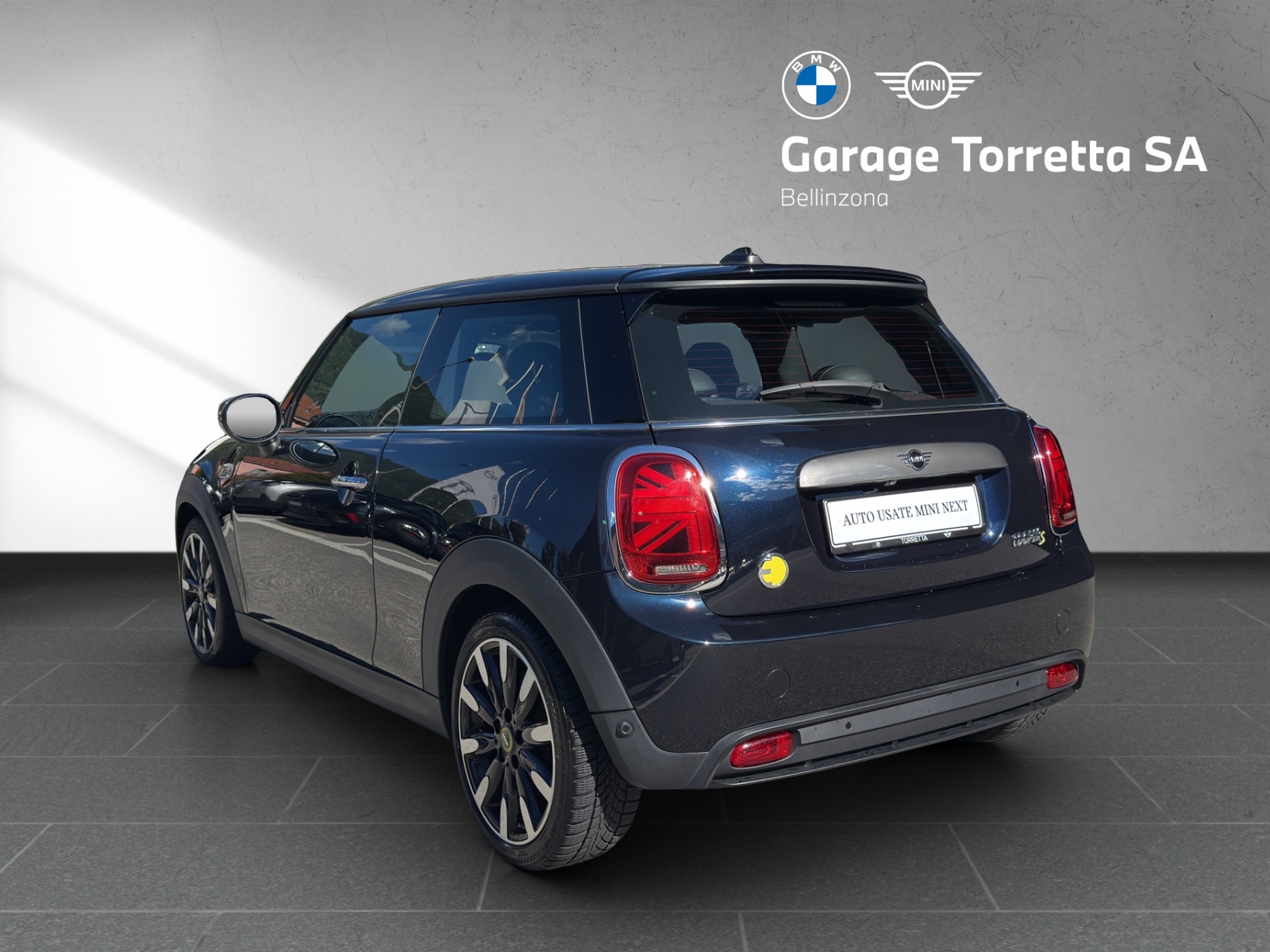 MINI Cooper SE-showroom-element-2
