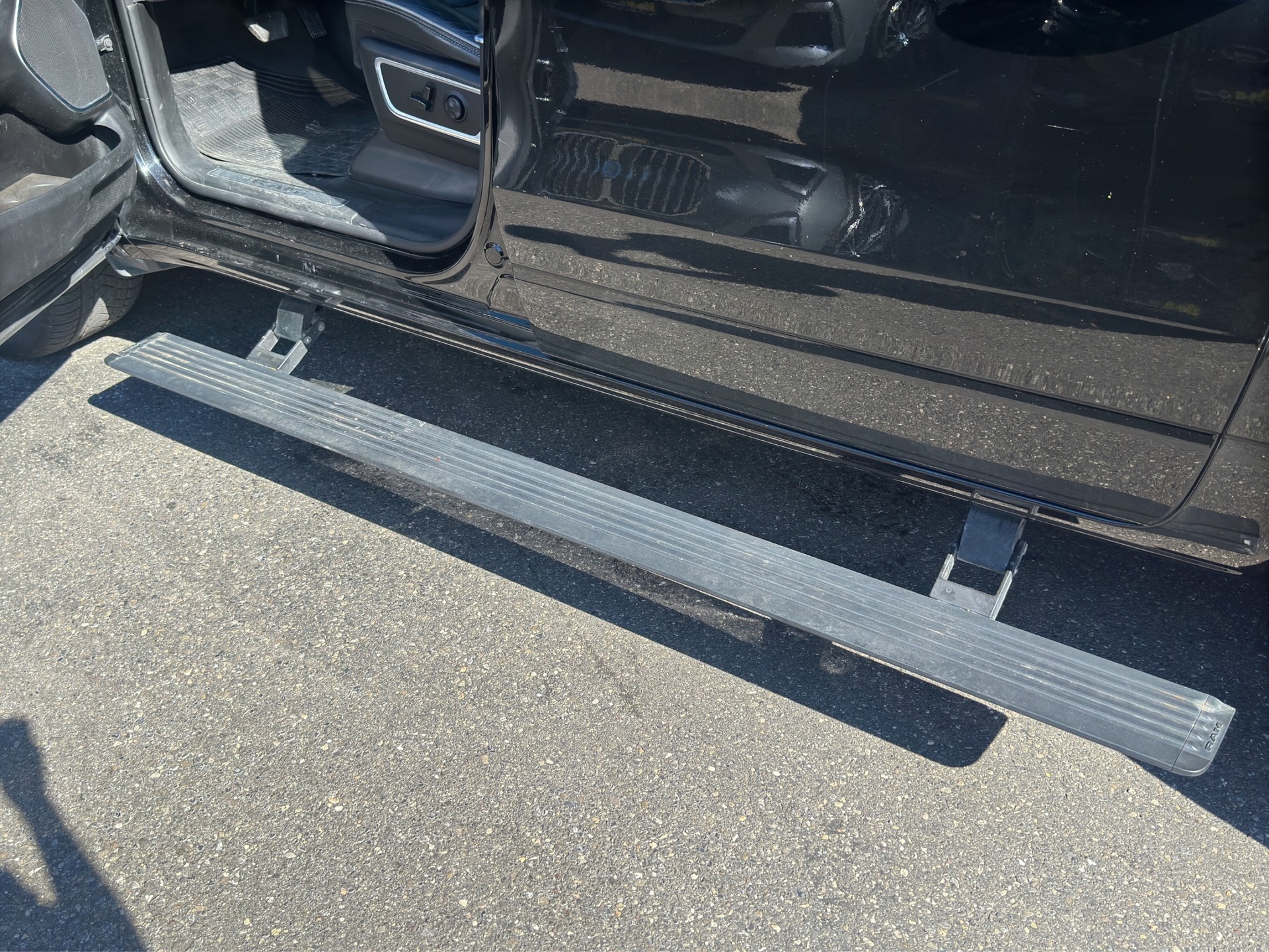 DODGE 1500 Laramie PXJ Black Pack FACELIFT Grosser Display! 5.7, V8-showroom-element-1
