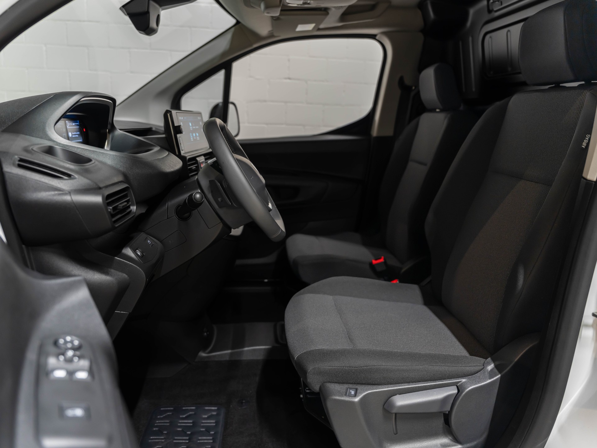 PEUGEOT e-Partner Long 50kWh Premium-image-28