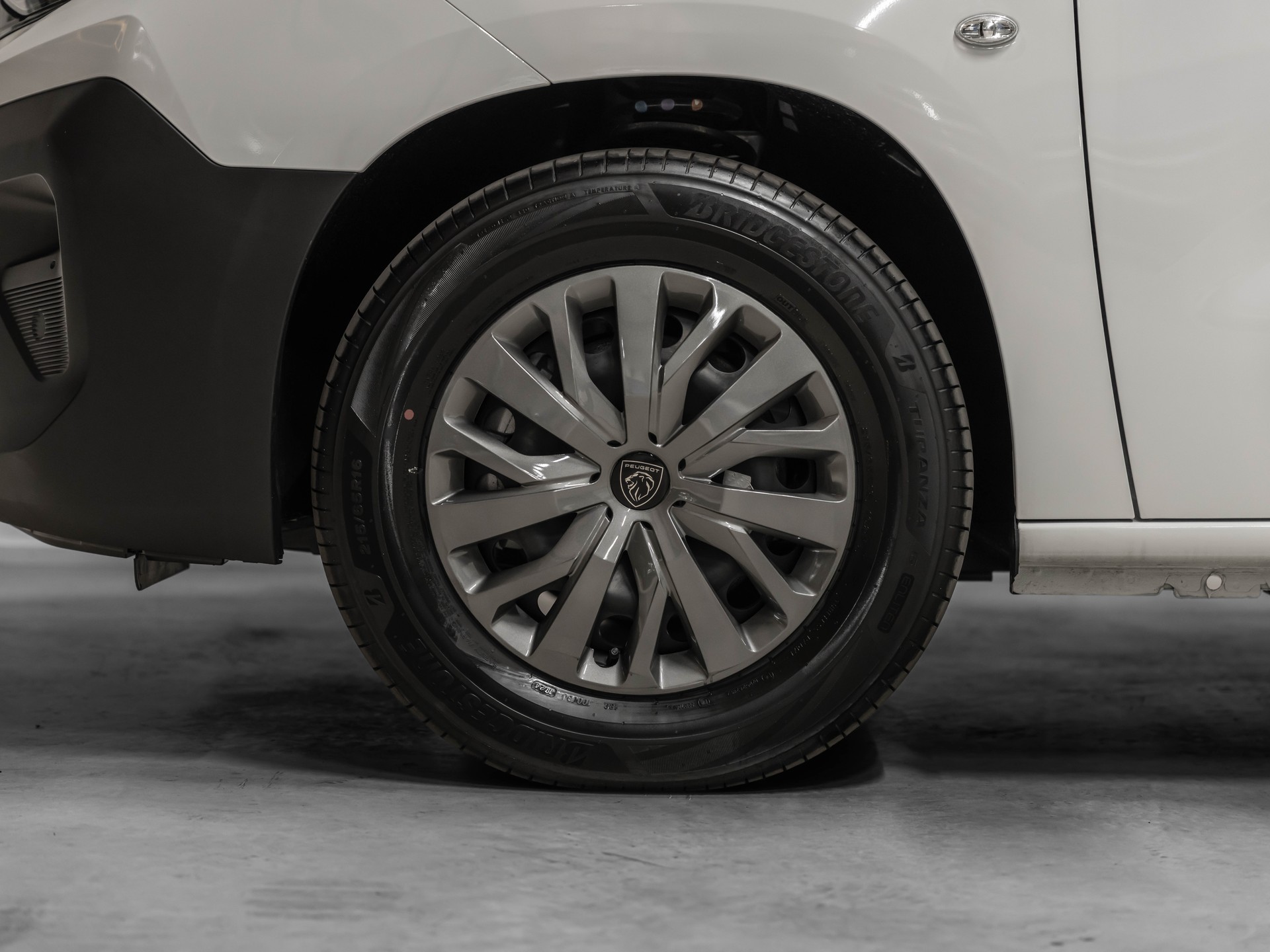 PEUGEOT e-Partner Long 50kWh Premium-image-6