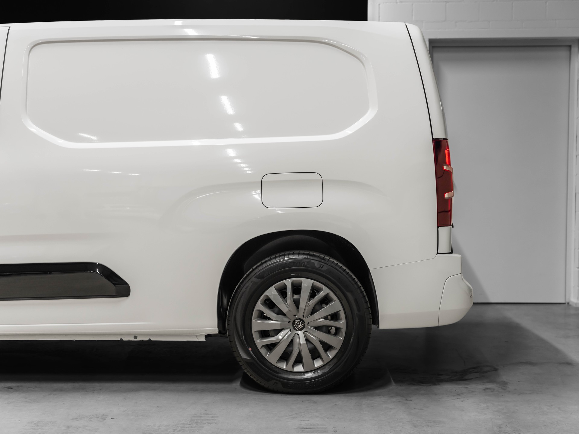 PEUGEOT e-Partner Long 50kWh Premium-image-8