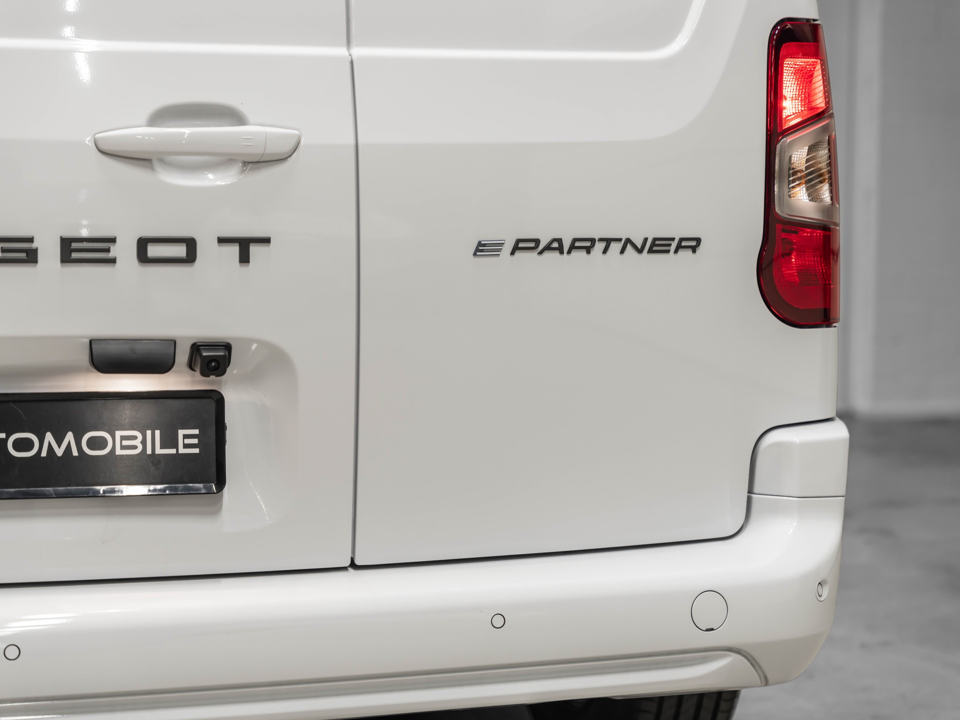 PEUGEOT e-Partner Long 50kWh Premium-image-12