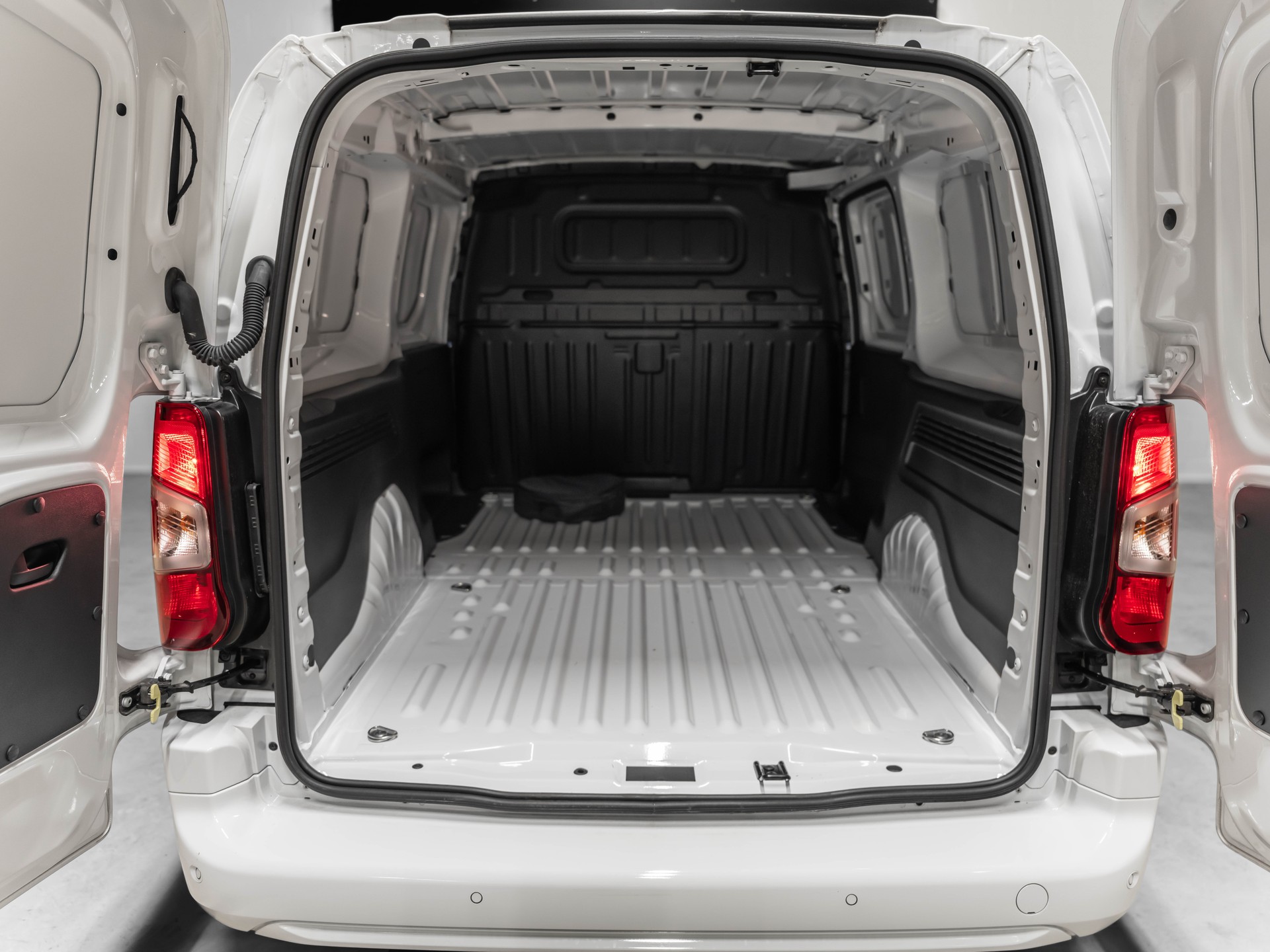 PEUGEOT e-Partner Long 50kWh Premium-image-22