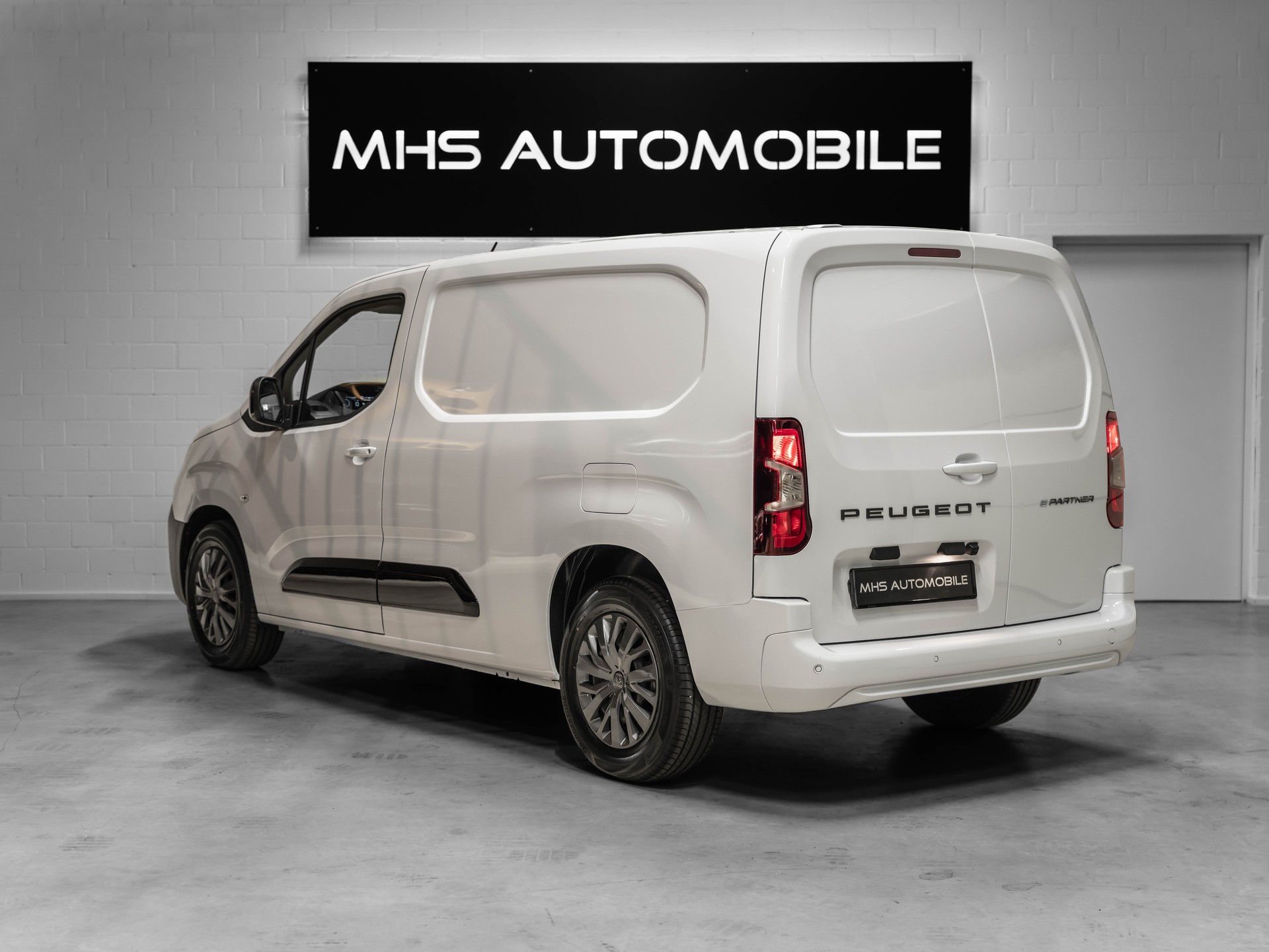 PEUGEOT e-Partner Long 50kWh Premium-image-10