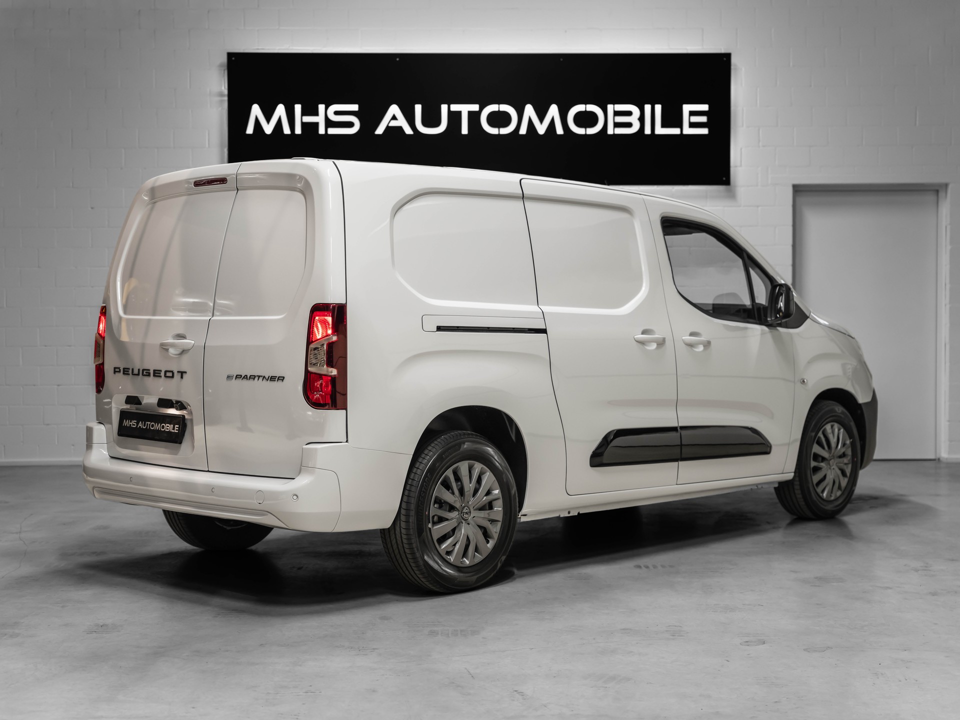 PEUGEOT e-Partner Long 50kWh Premium-image-11