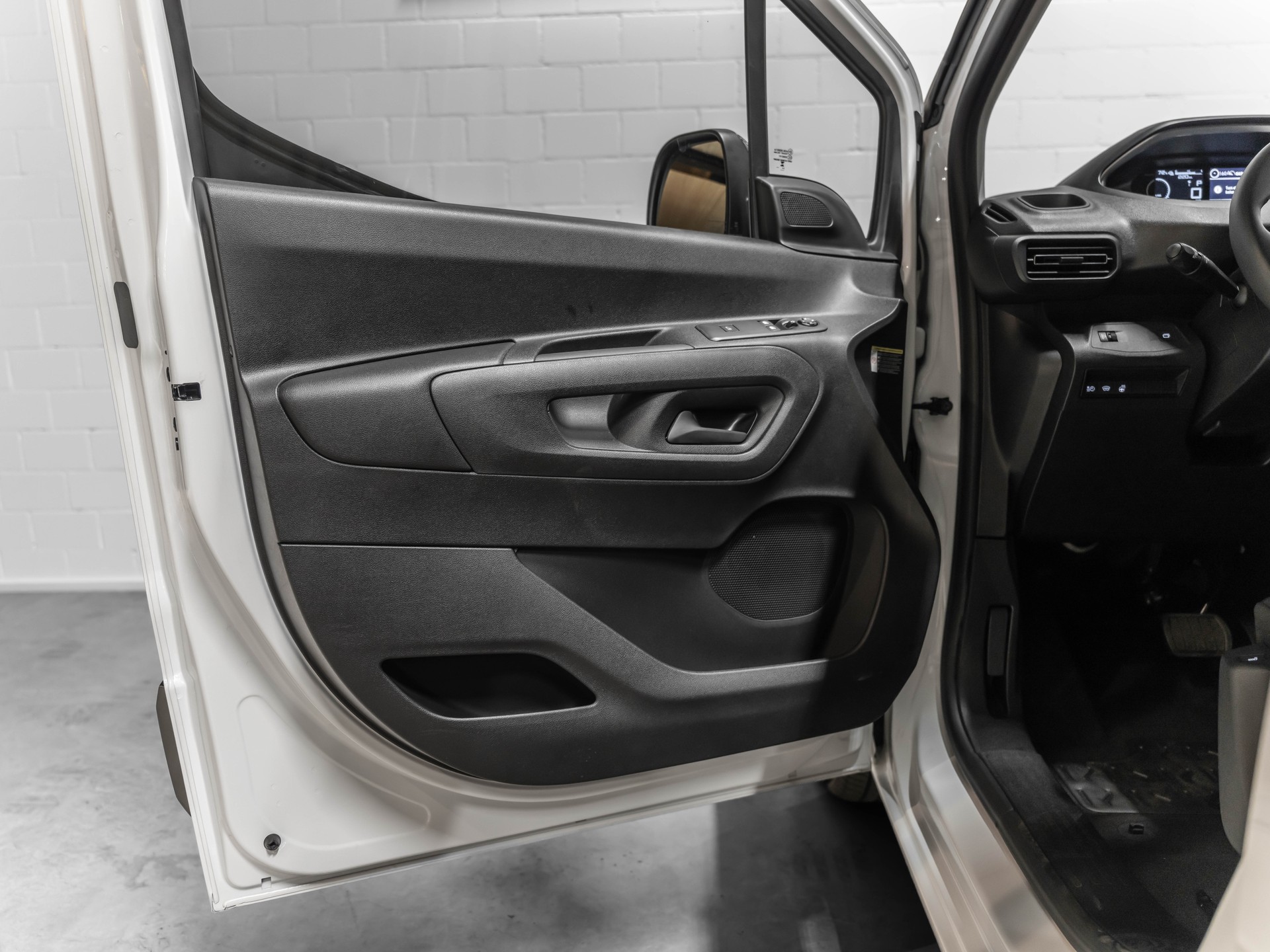 PEUGEOT e-Partner Long 50kWh Premium-image-27