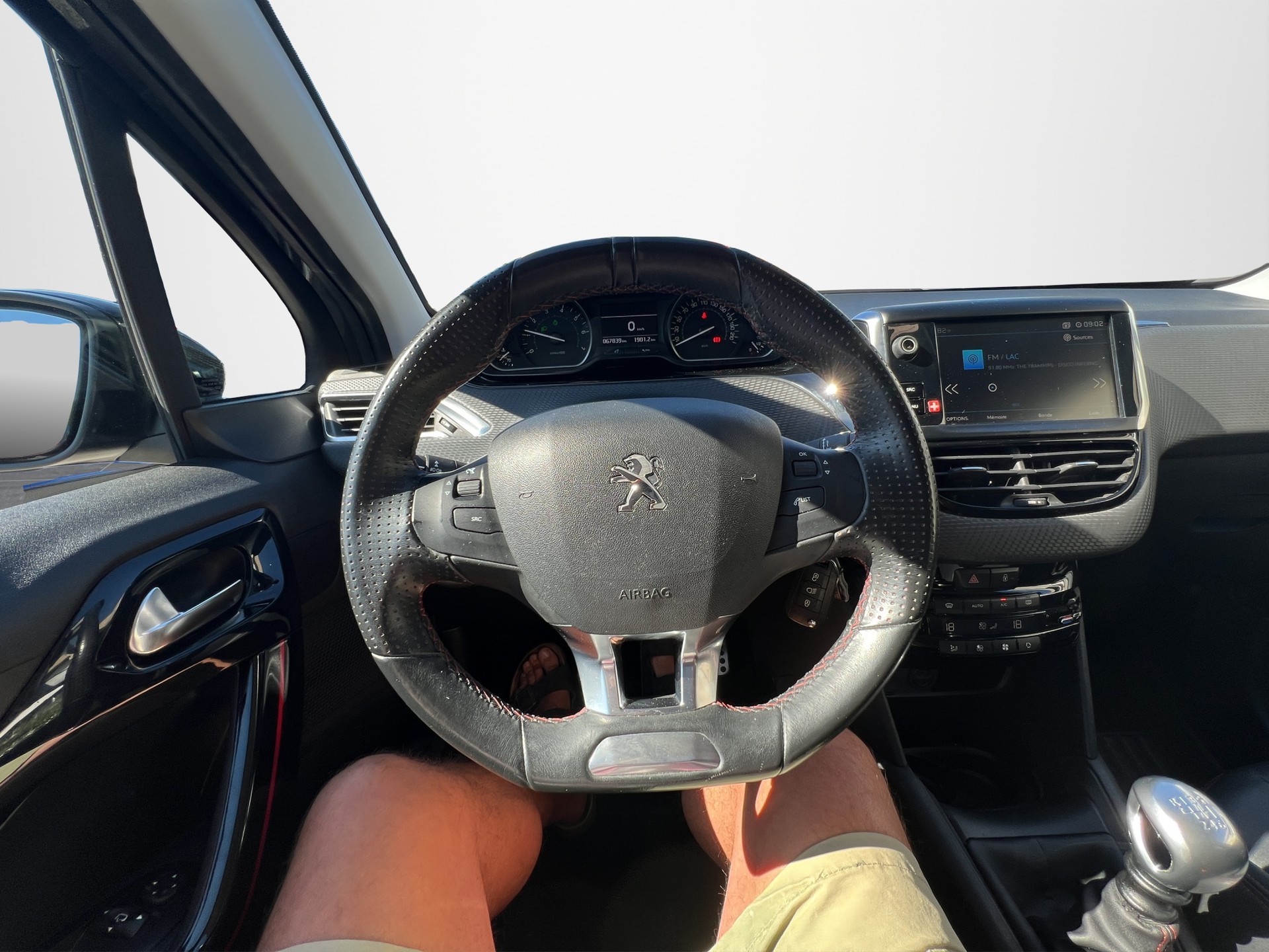 PEUGEOT 208 1.2 PureTech GT Line-image-9