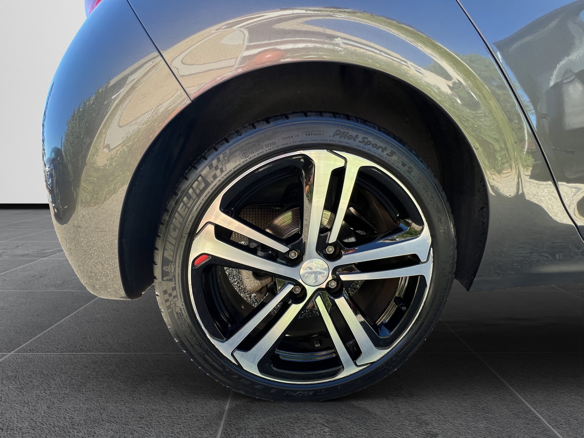 PEUGEOT 208 1.2 PureTech GT Line-image-15