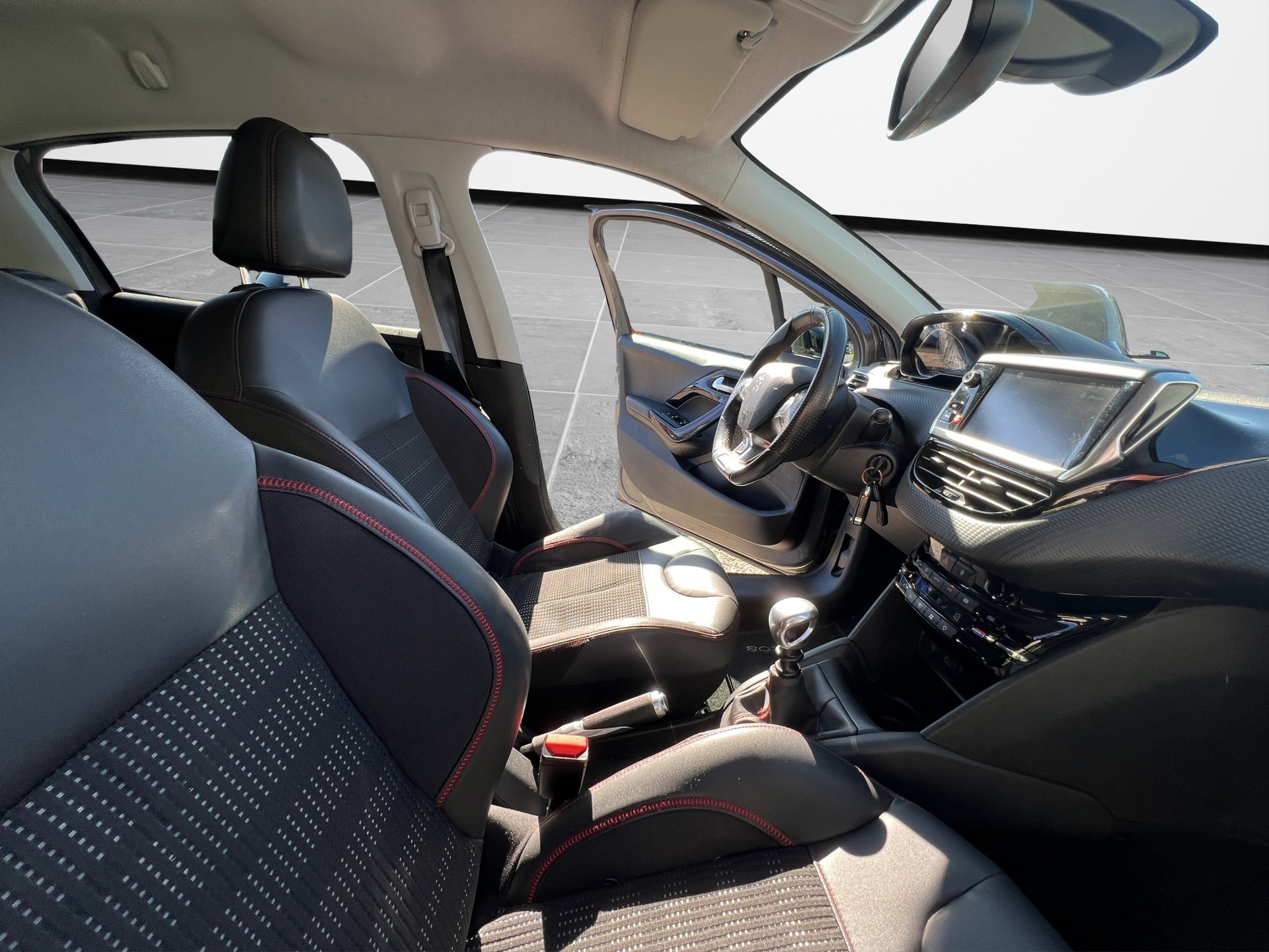 PEUGEOT 208 1.2 PureTech GT Line-image-13