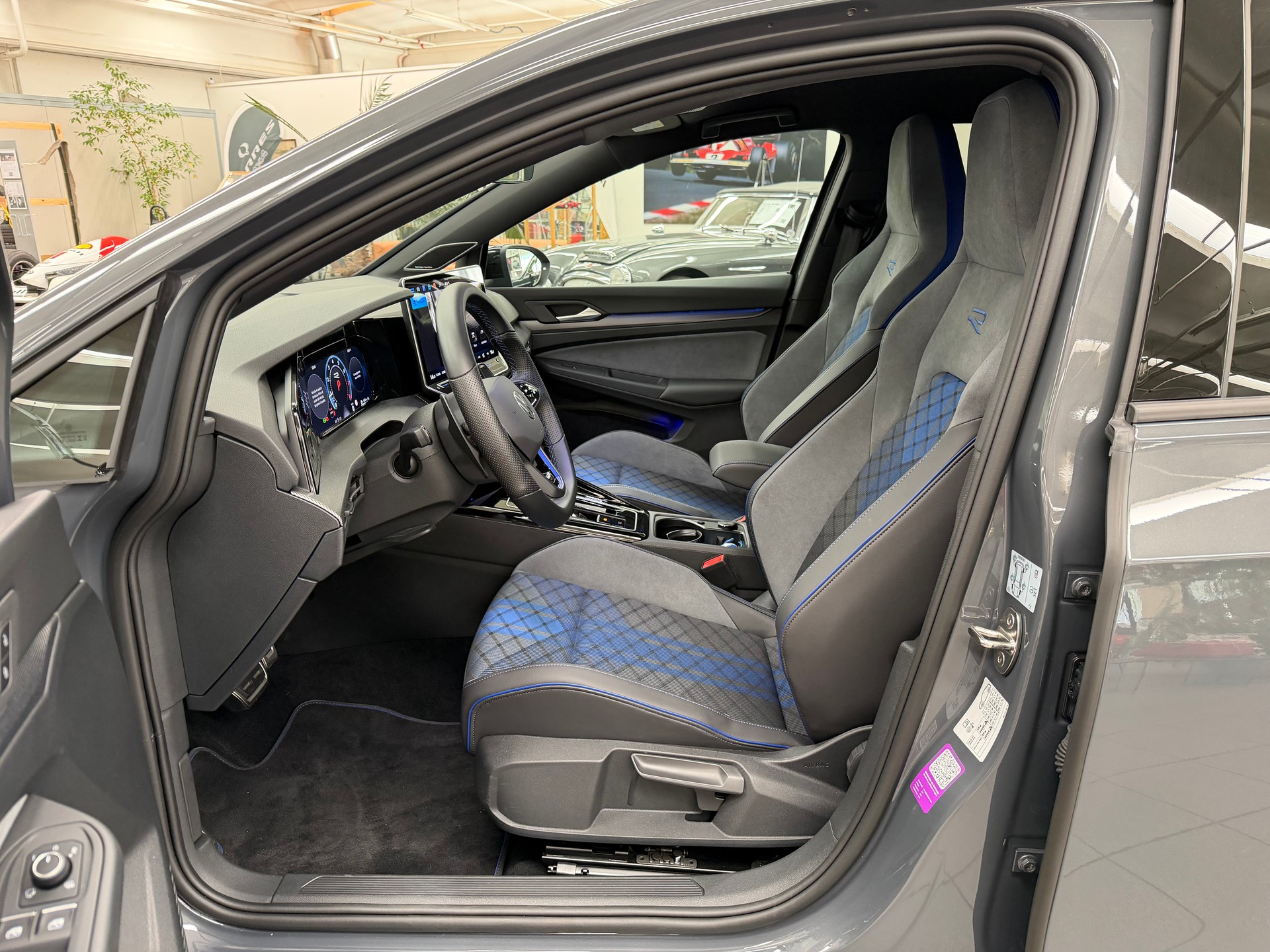 VW Golf 2.0 TSI R DSG 4 Motion-image-8