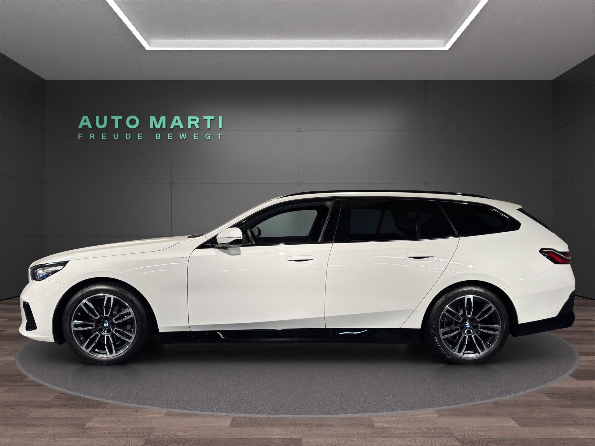 BMW 520d xDrive Touring M Sport-showroom-element-1