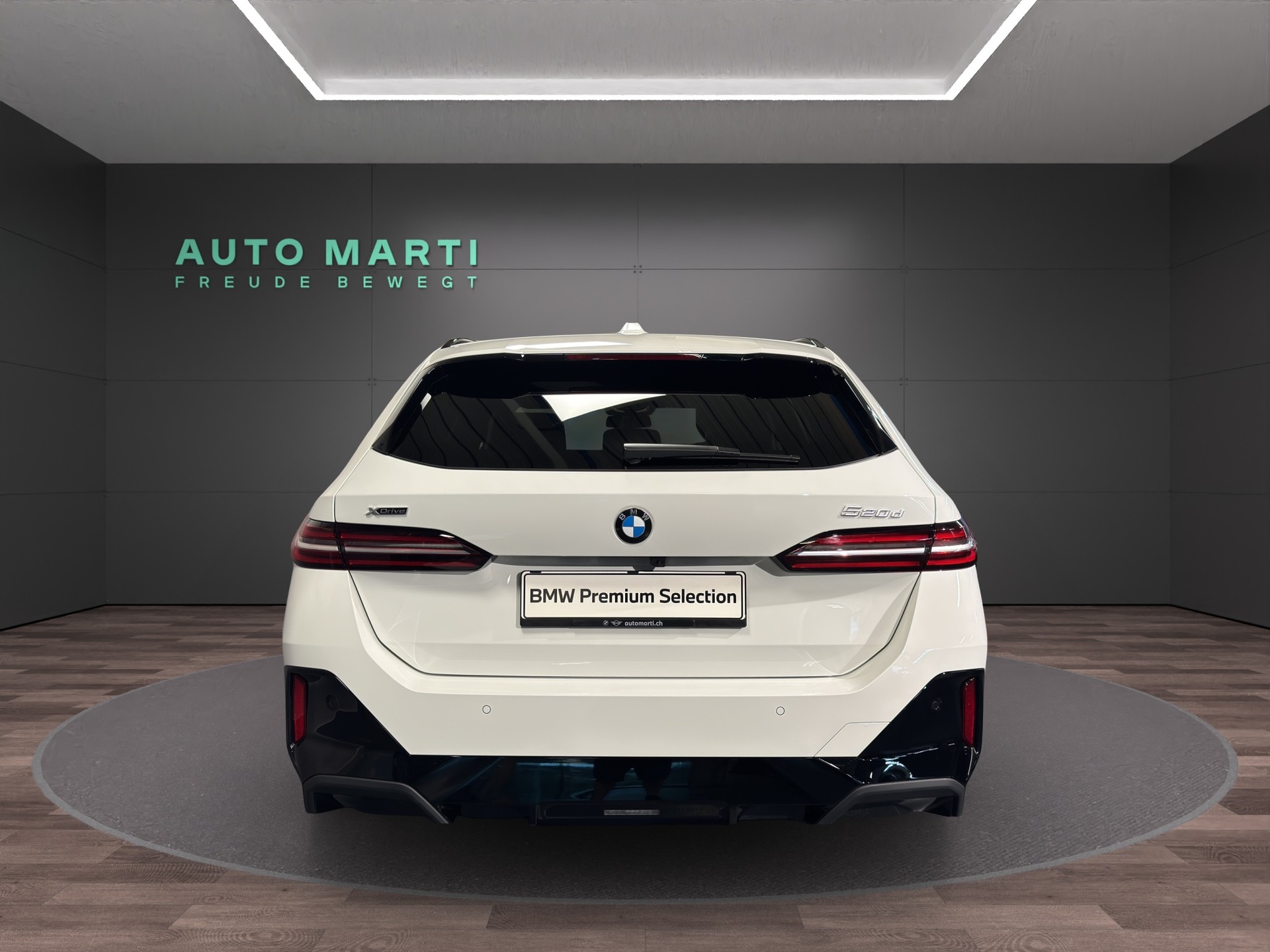 BMW 520d xDrive Touring M Sport-showroom-element-2