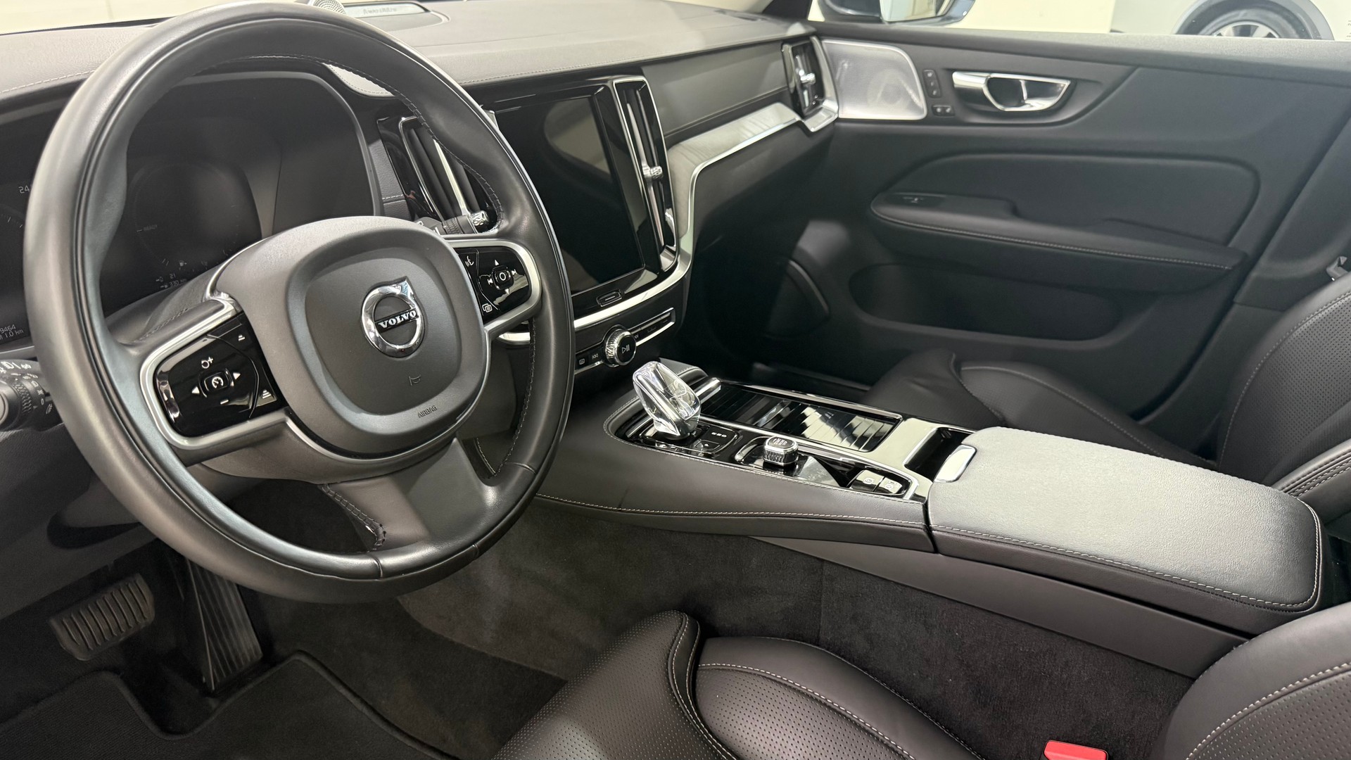 VOLVO V60 2.0 T8 TE Inscription eAWD-image-4
