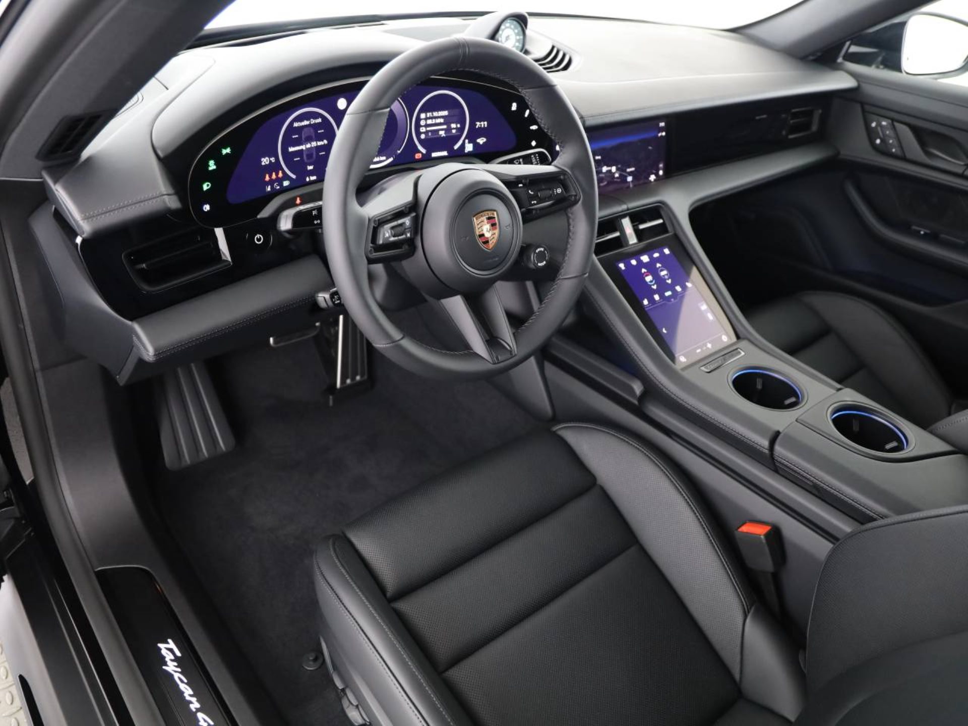 PORSCHE Taycan 4 Black Edition-showroom-element-3