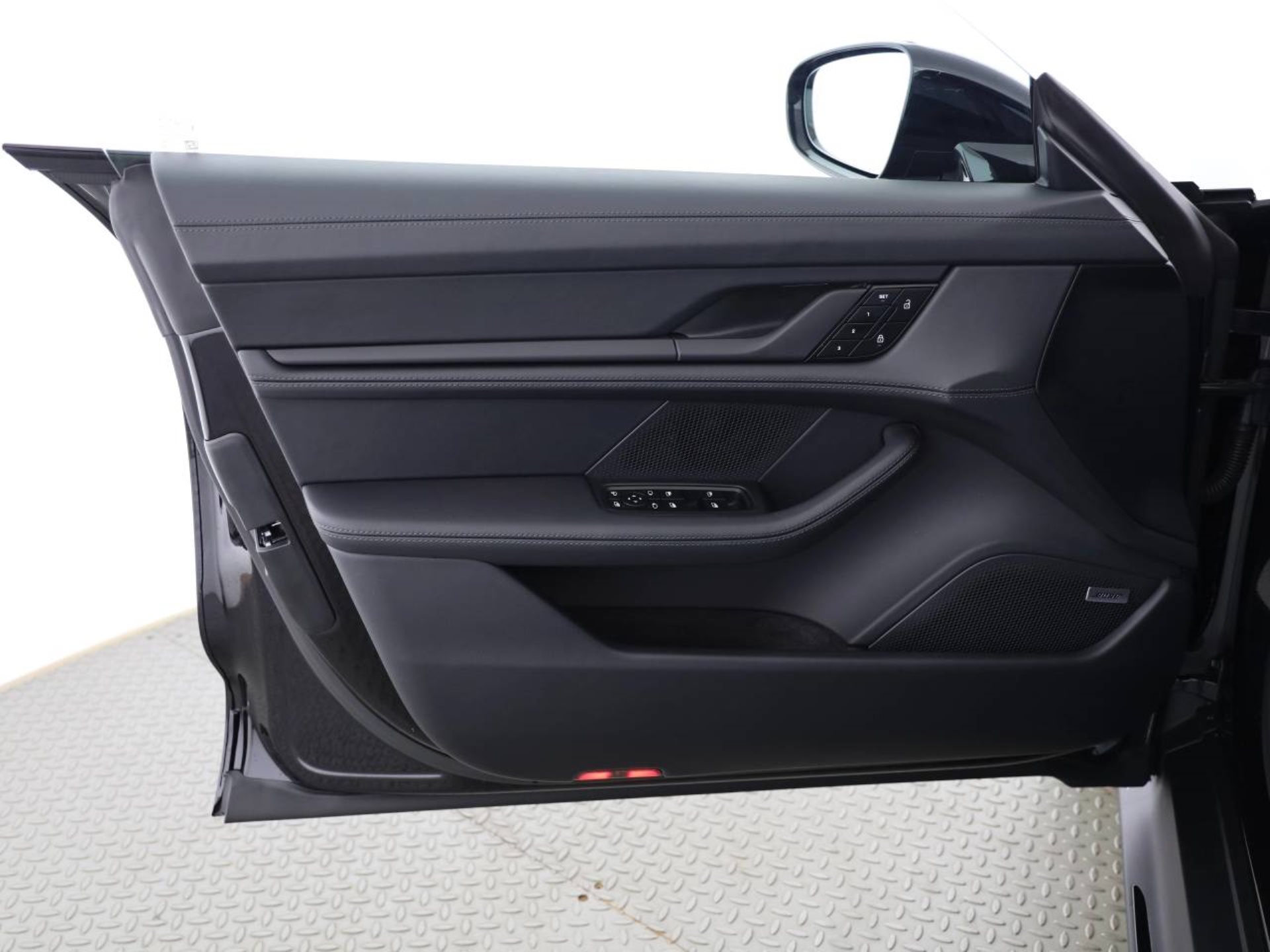 PORSCHE Taycan 4 Black Edition-image-24