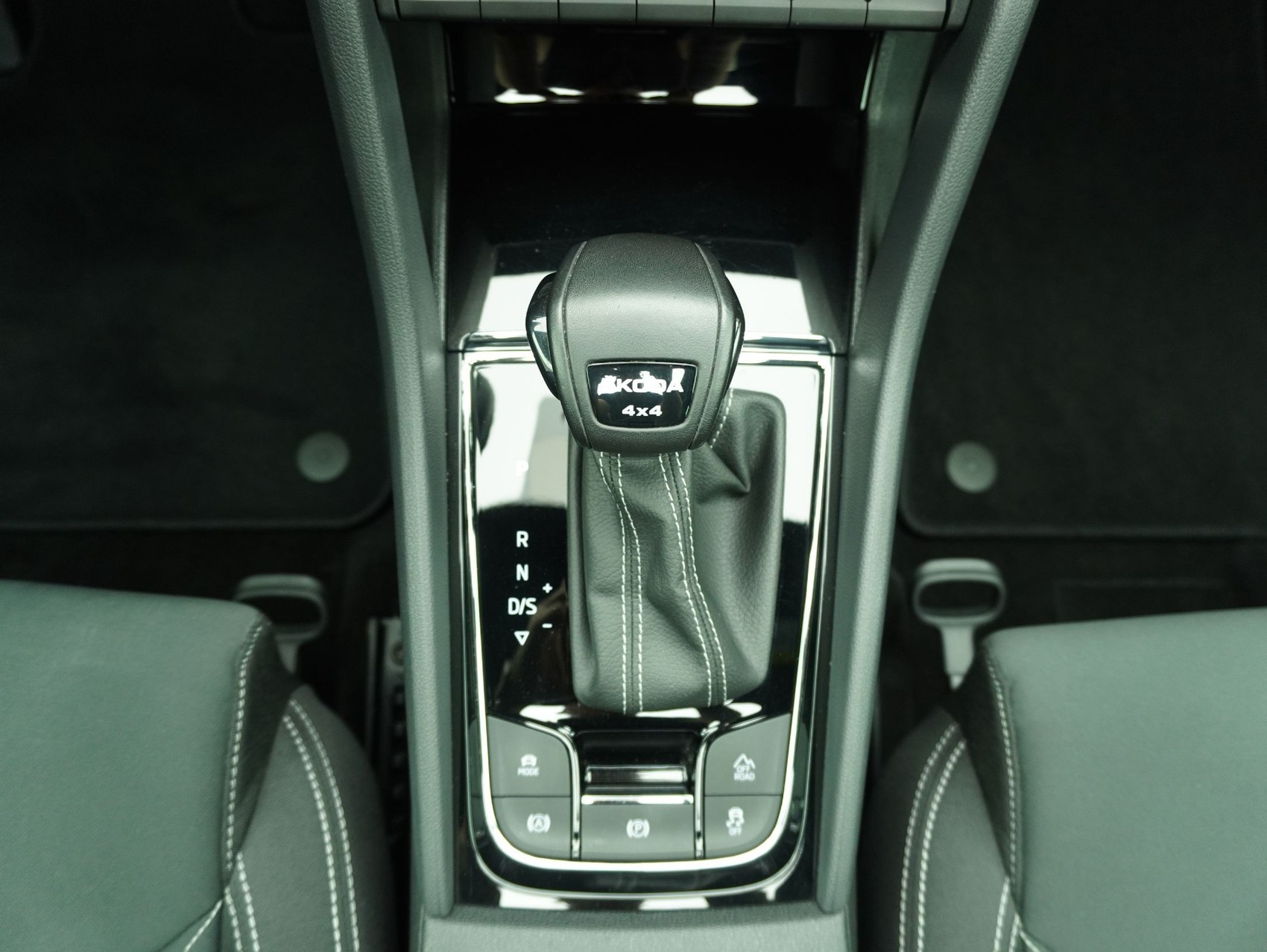 SKODA Karoq 2.0 TDI DSG Sport Line 4x4-image-15