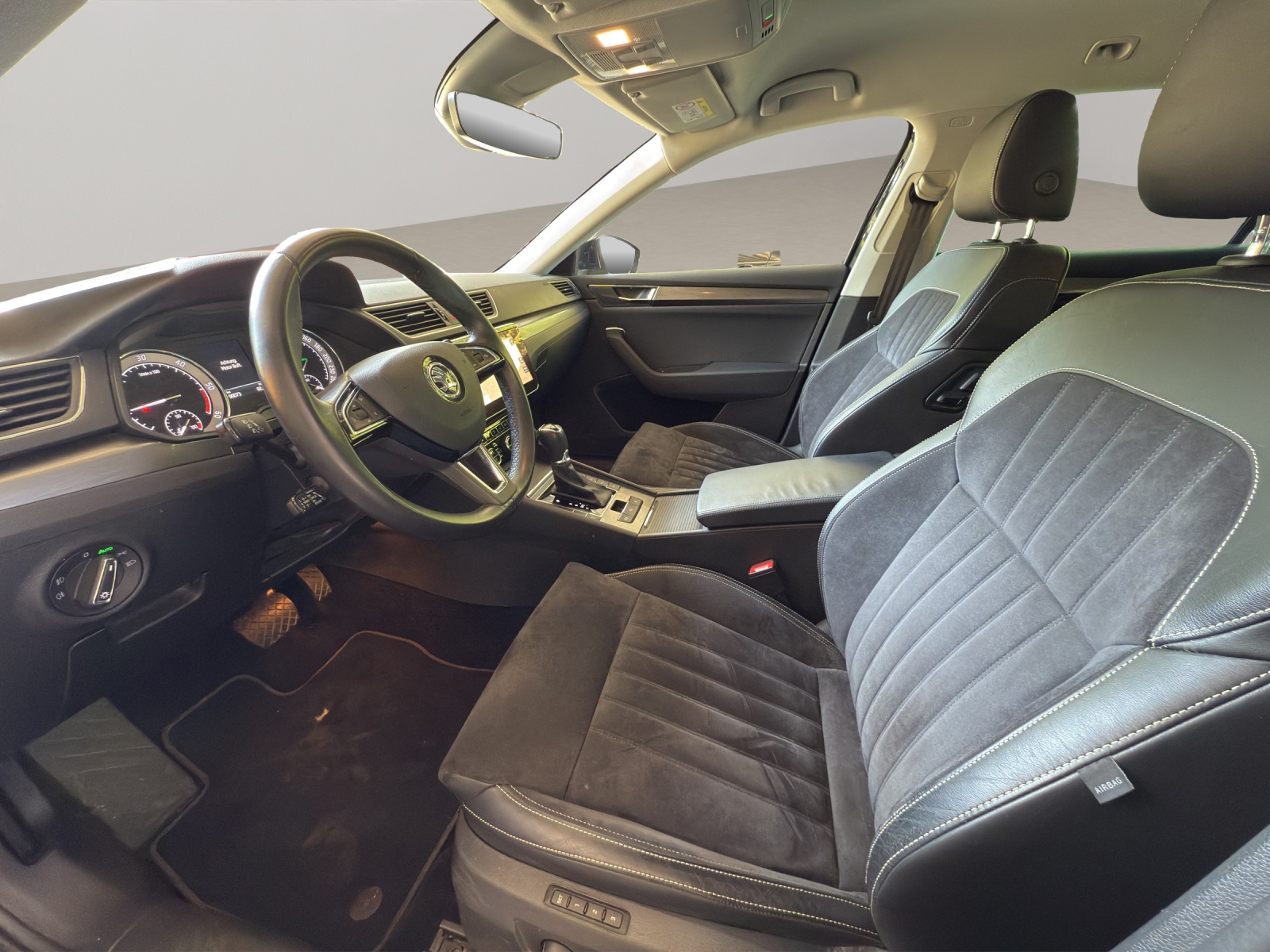 SKODA Superb Combi 2.0 TDI Style DSG-image-8