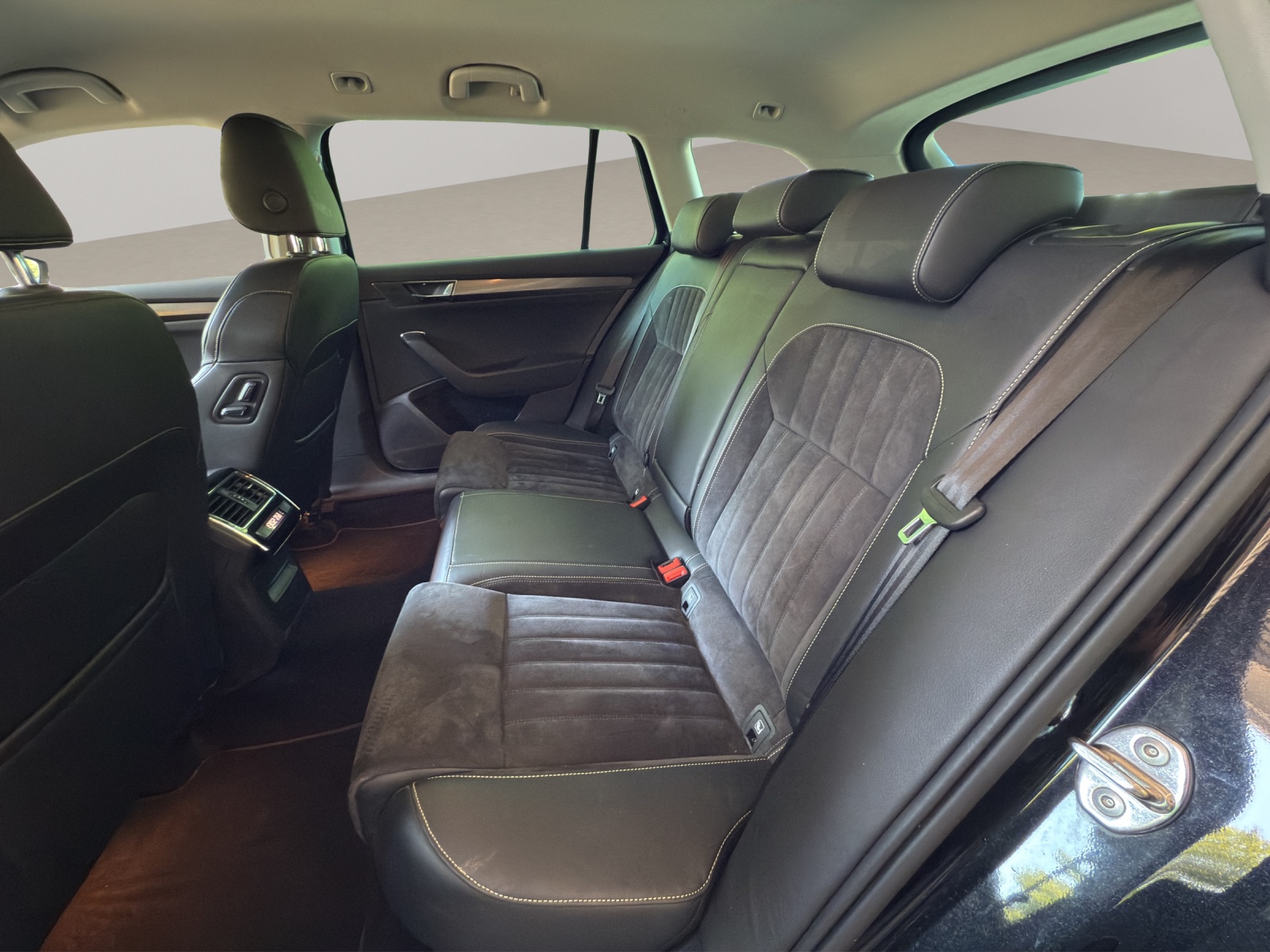 SKODA Superb Combi 2.0 TDI Style DSG-image-10