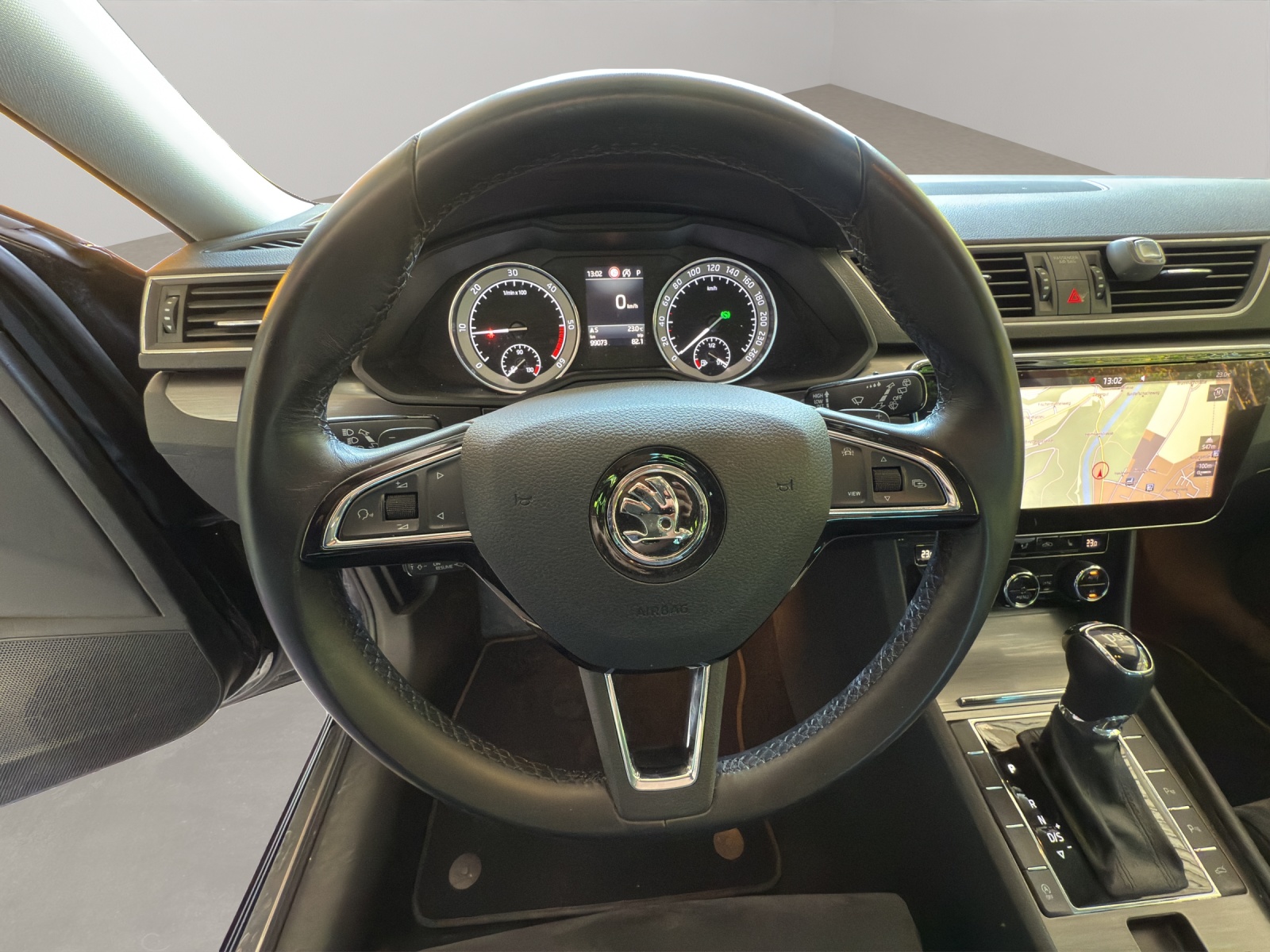 SKODA Superb Combi 2.0 TDI Style DSG-image-9