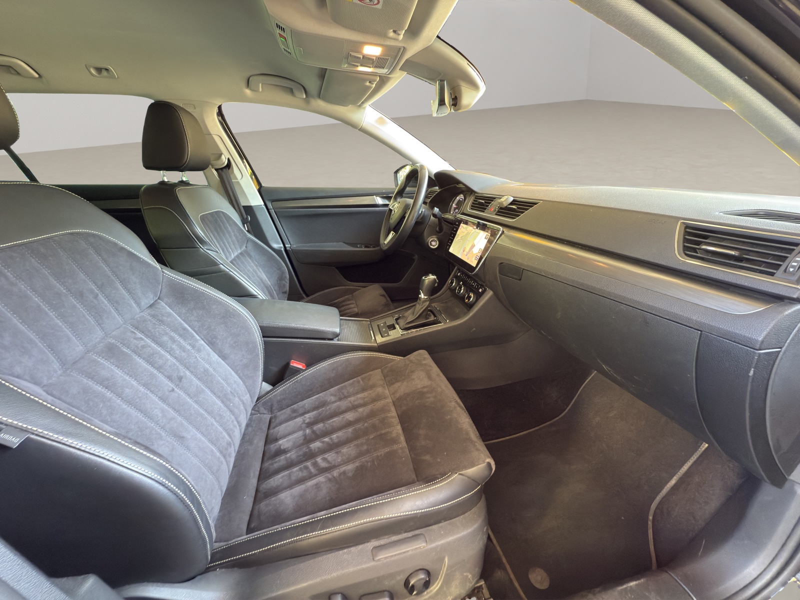 SKODA Superb Combi 2.0 TDI Style DSG-image-13