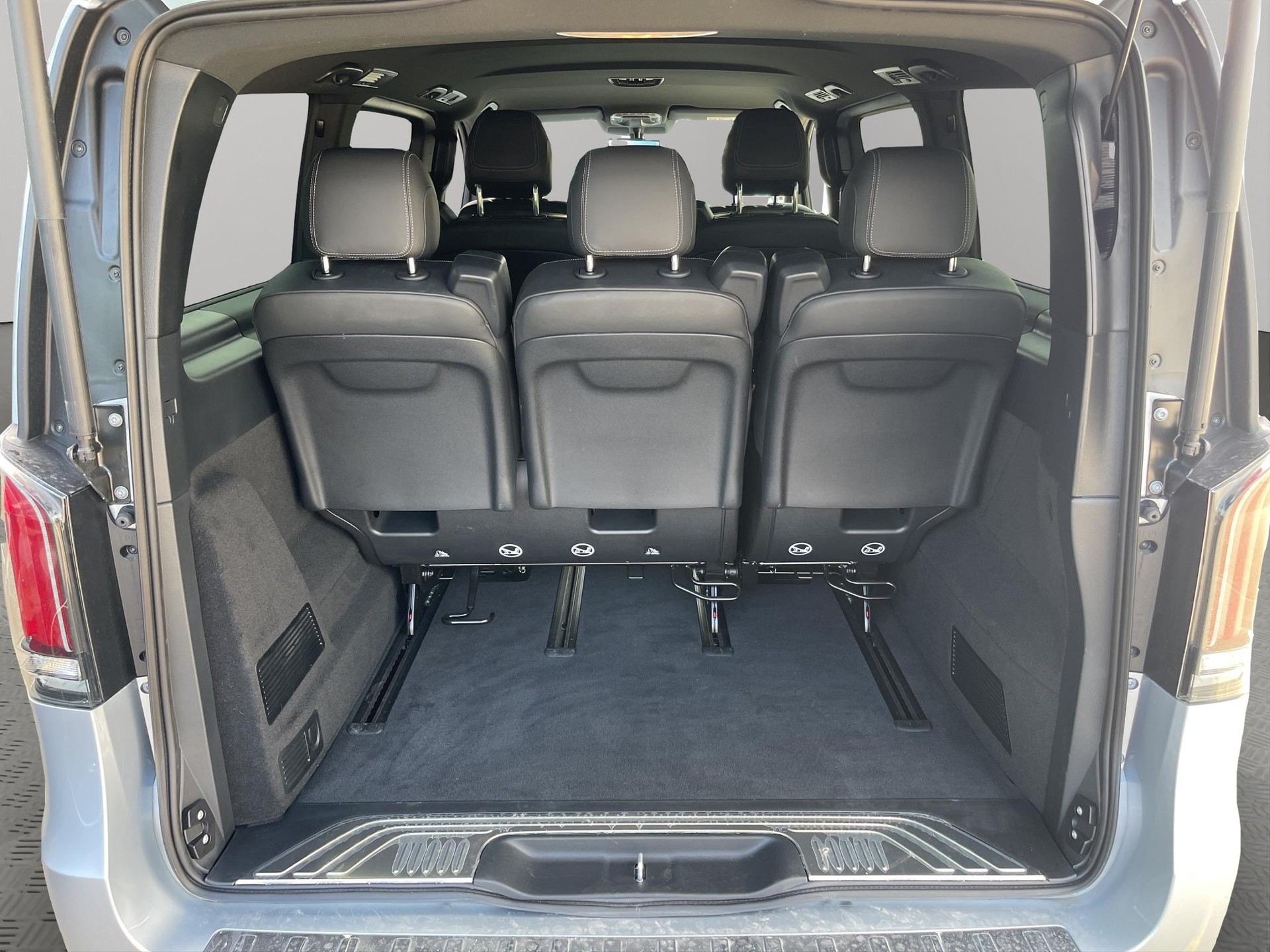 MERCEDES-BENZ V 300 d Exclusive lang Van-image-4