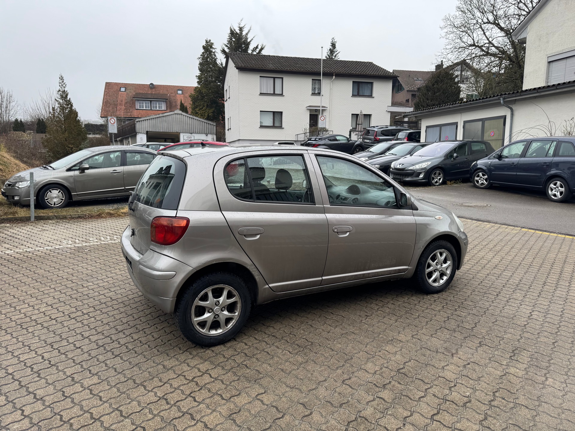 TOYOTA Yaris 1.0 Linea Luna-image-3
