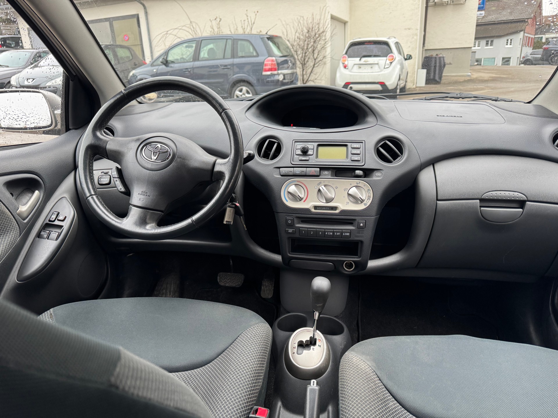 TOYOTA Yaris 1.0 Linea Luna-image-5