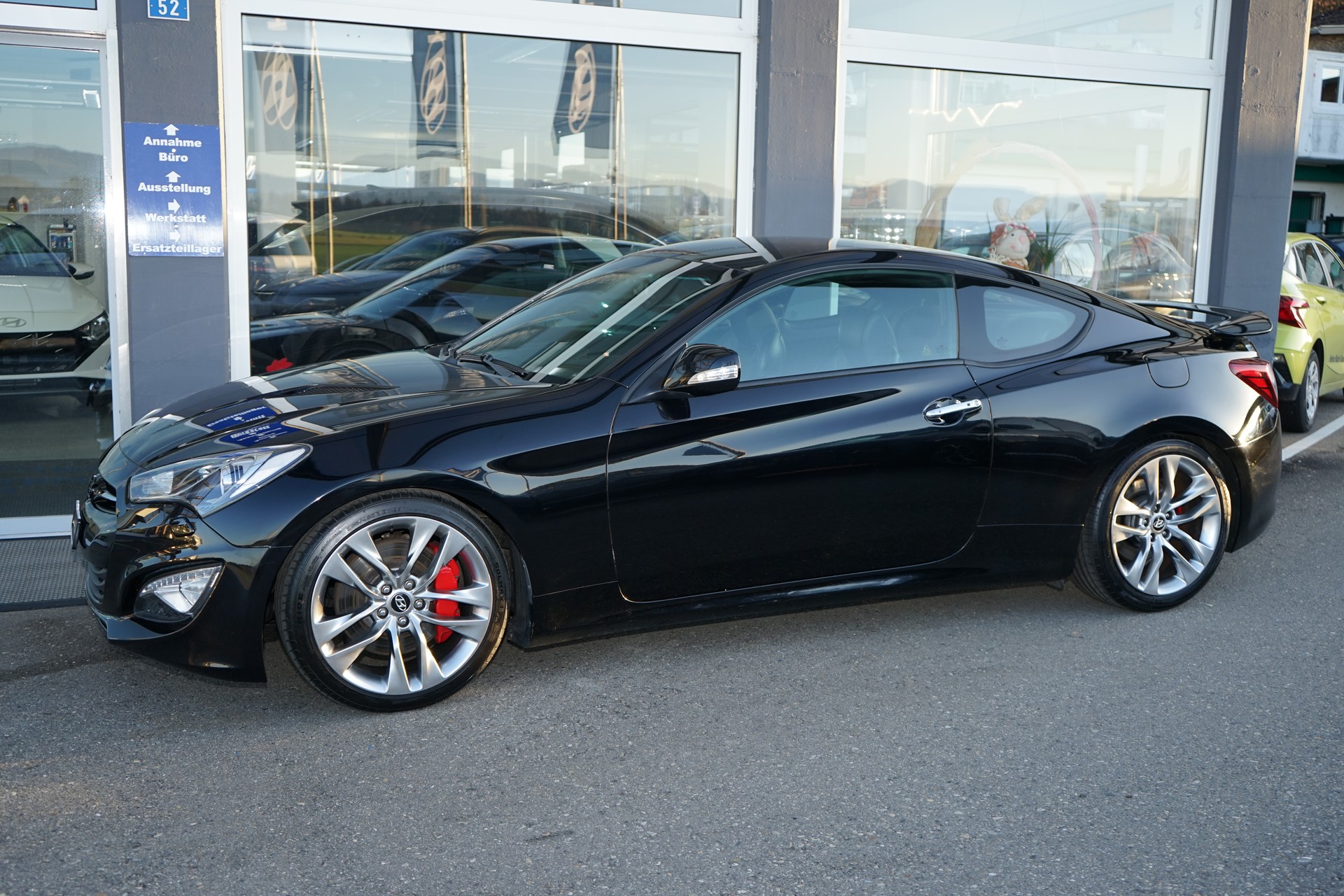 HYUNDAI Genesis 2.0 Turbo-showroom-element-3