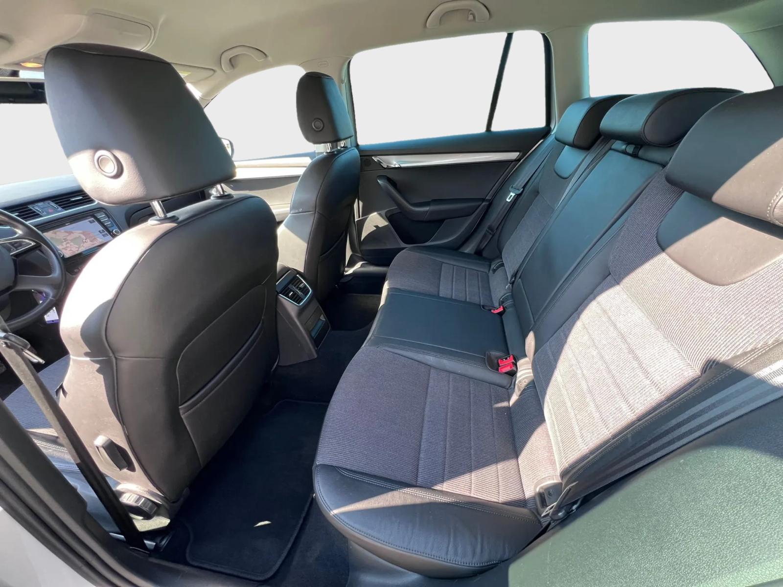 SKODA Octavia Combi 1.8 TSI Ambition 4x4 DSG-image-9