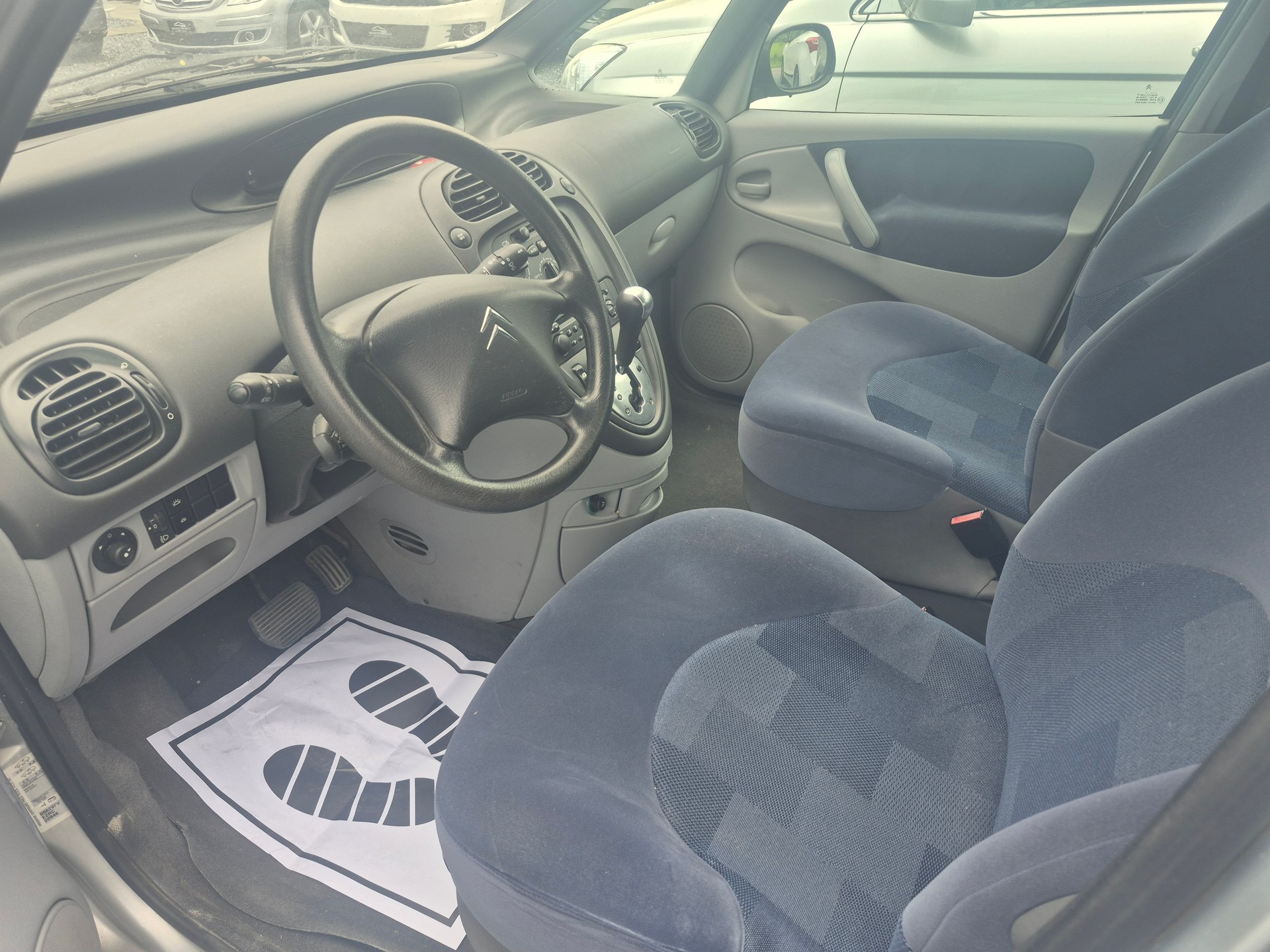 CITROEN Xsara Picasso 2.0i 16V SX Automatic-image-2