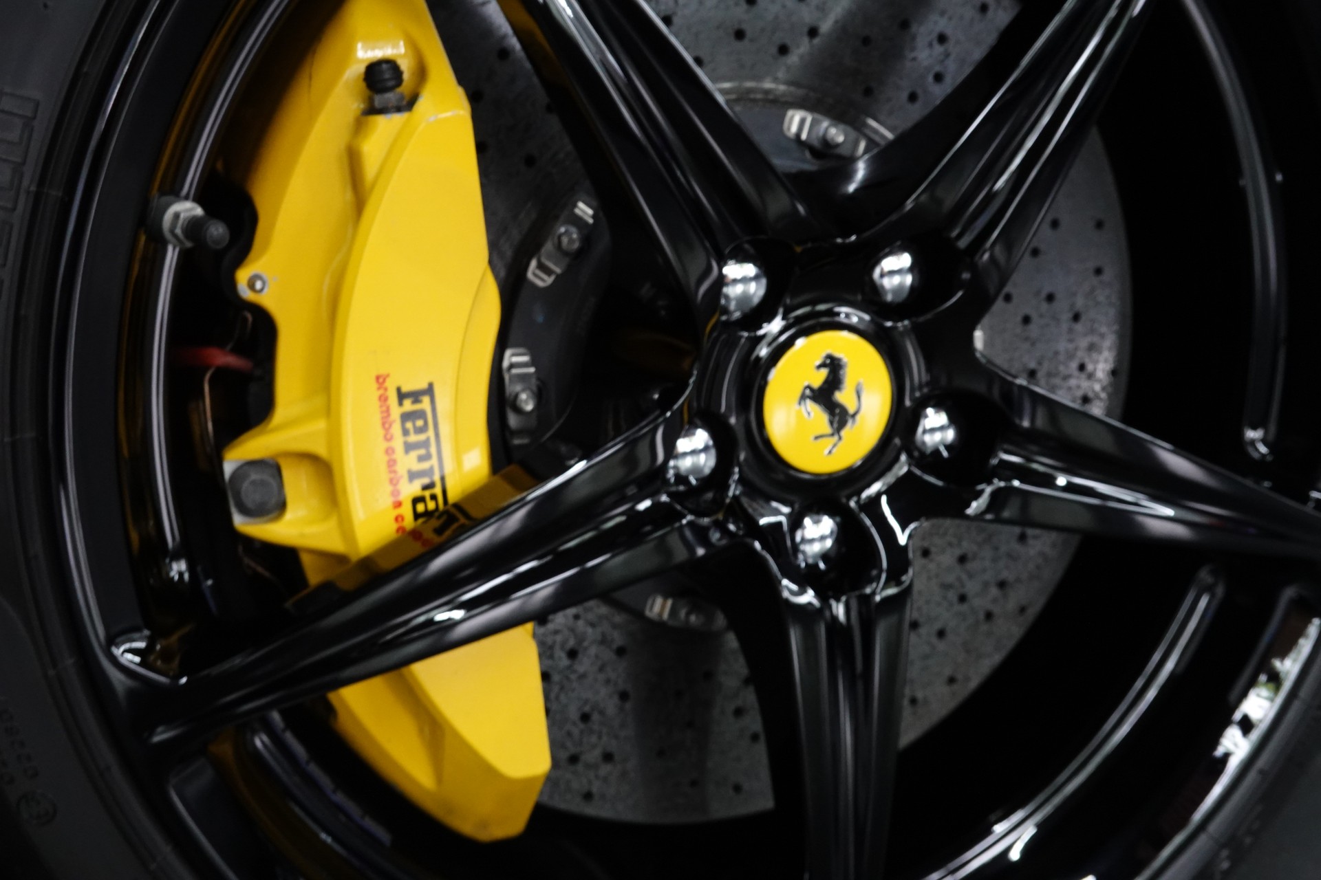 FERRARI 458 ITALIA 4.5 V8 SAUGER // FERRARI SERVICE // CH-FAHRZEUG // GELBE NÄHTE-image-21