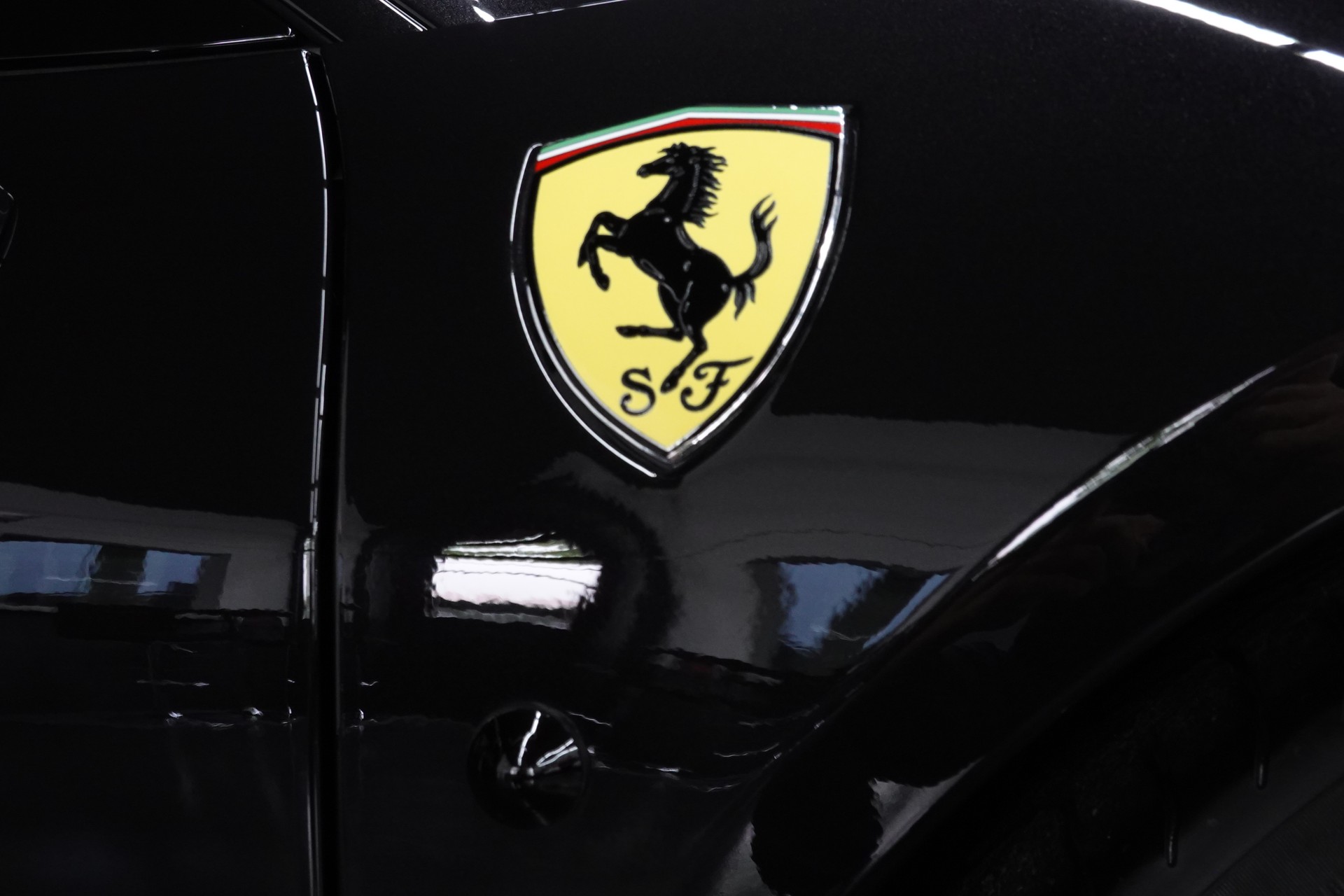 FERRARI 458 ITALIA 4.5 V8 SAUGER // FERRARI SERVICE // CH-FAHRZEUG // GELBE NÄHTE-image-22