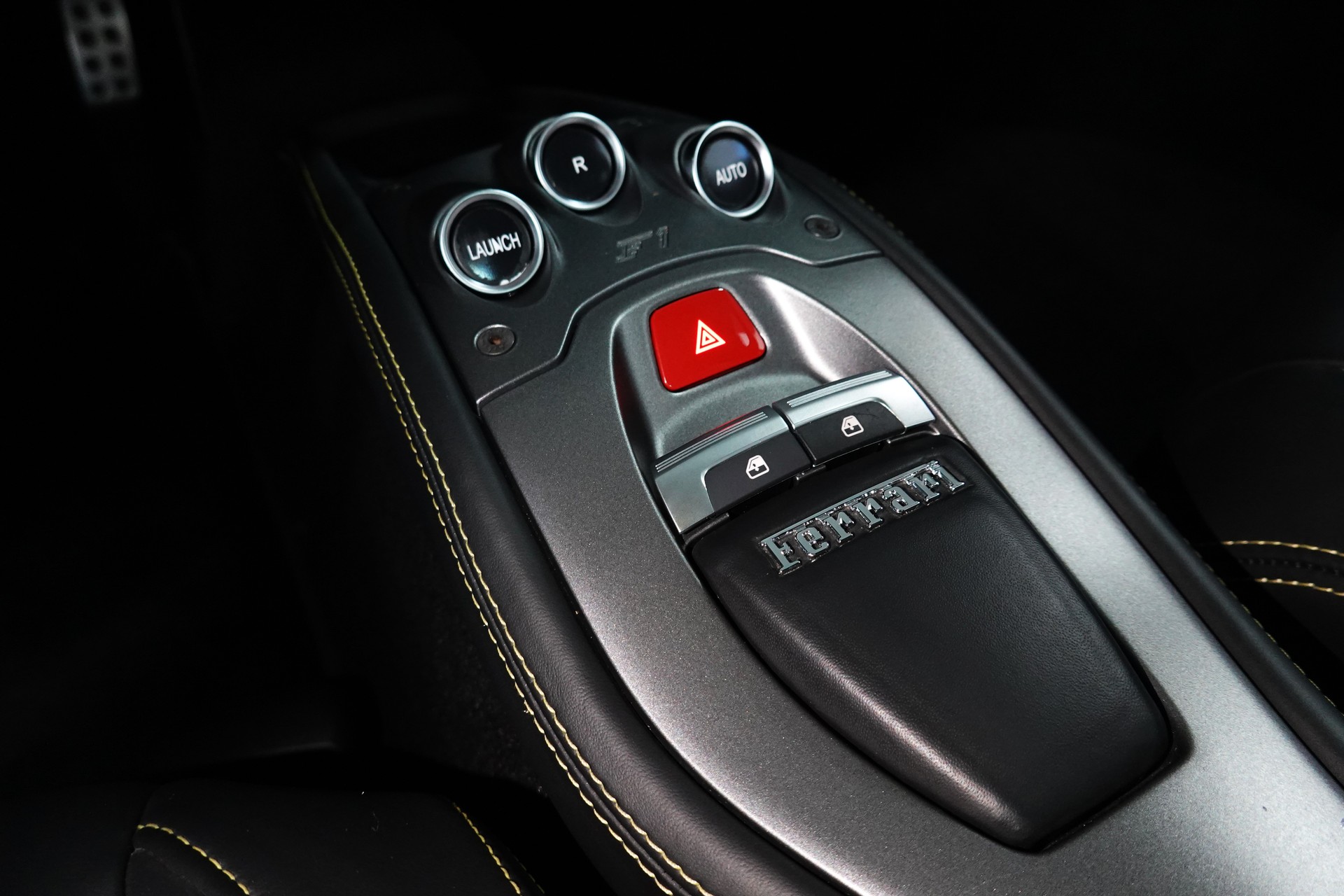 FERRARI 458 ITALIA 4.5 V8 SAUGER // FERRARI SERVICE // CH-FAHRZEUG // GELBE NÄHTE-image-34