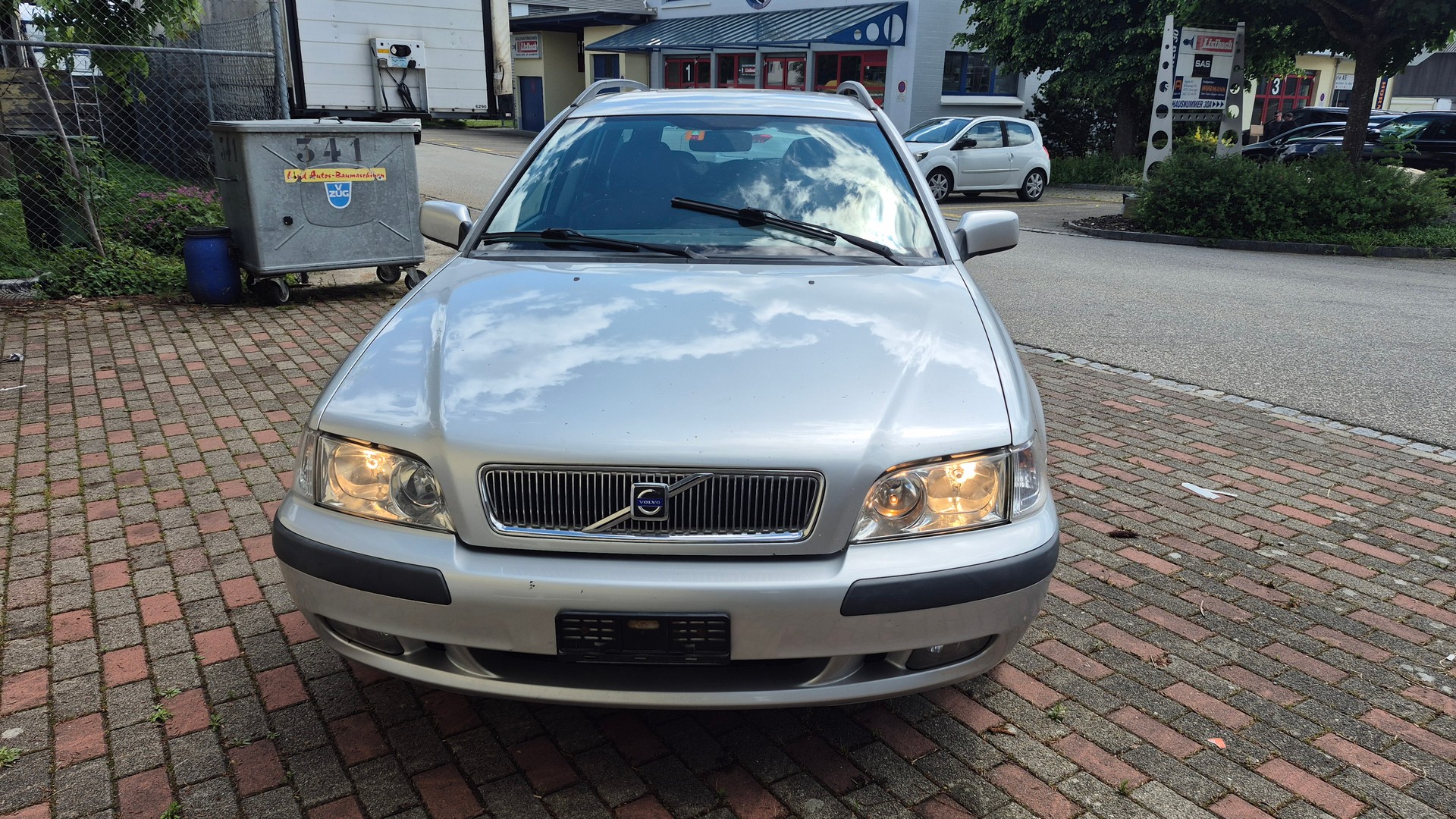 VOLVO V40 2.0T-image-1